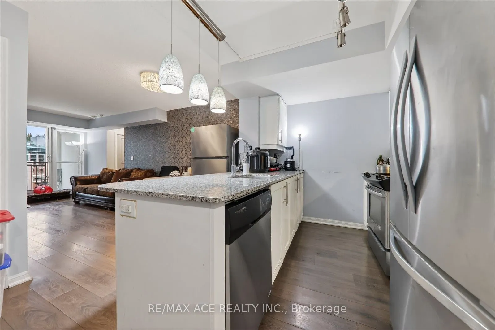 35 Bastion Street #706
