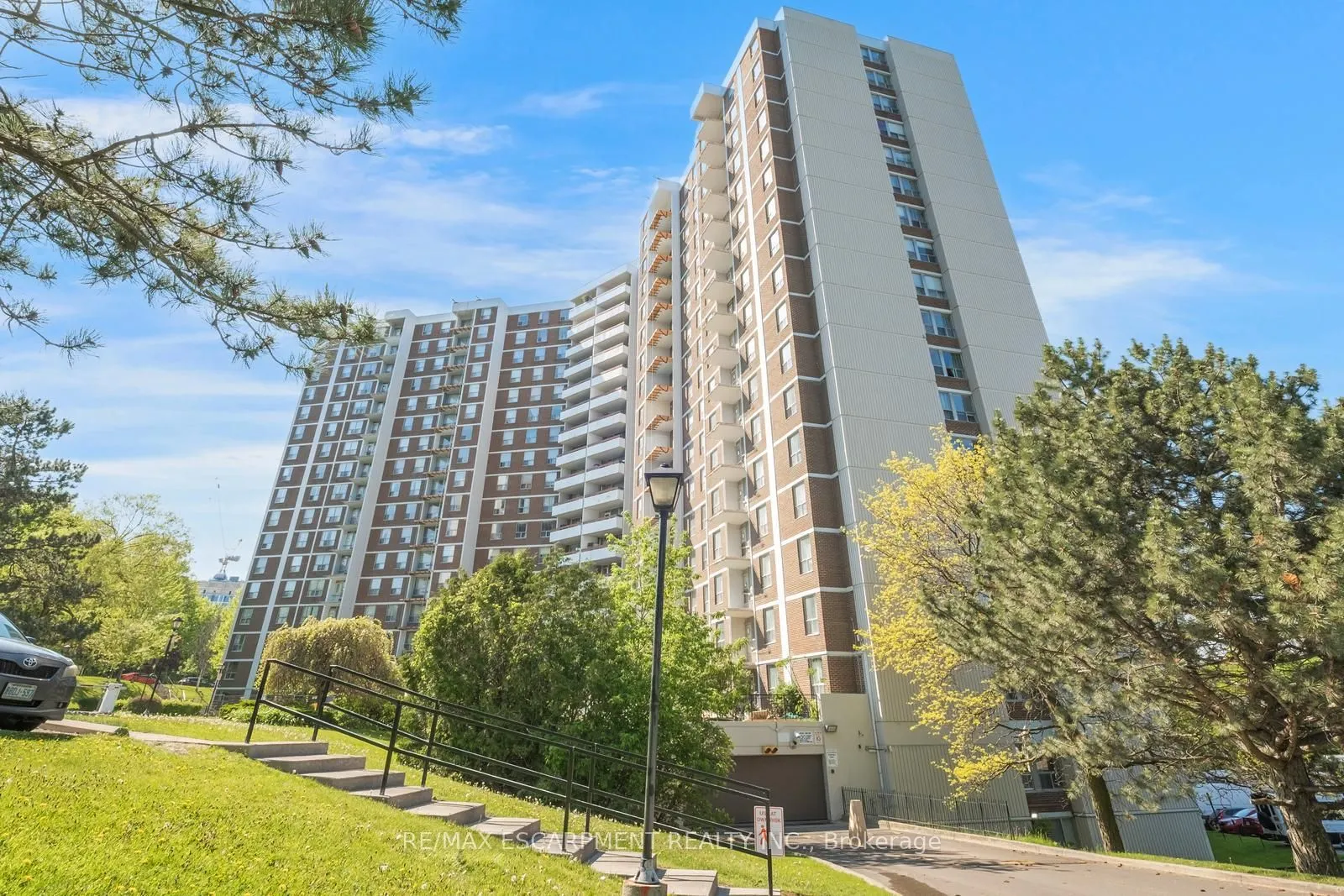 10 Edgecliff Golfway #206