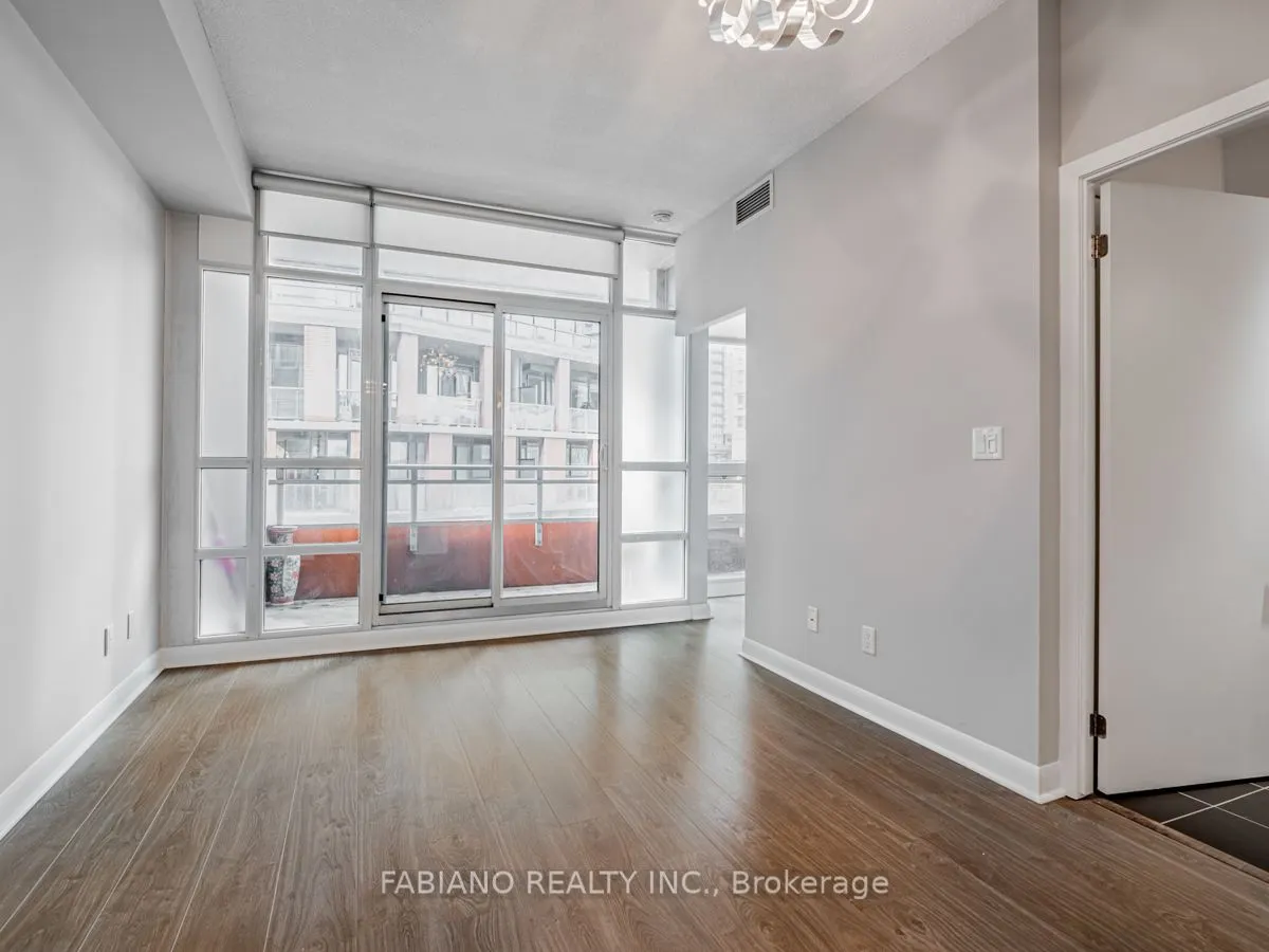 15 Bruyeres Mews #502