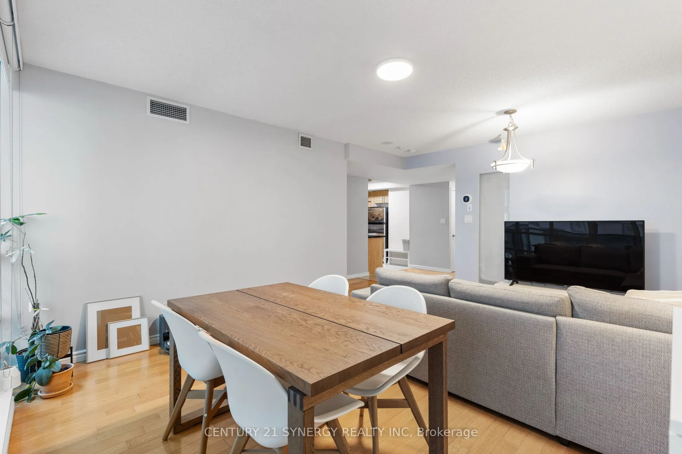 263 Wellington Street W #306