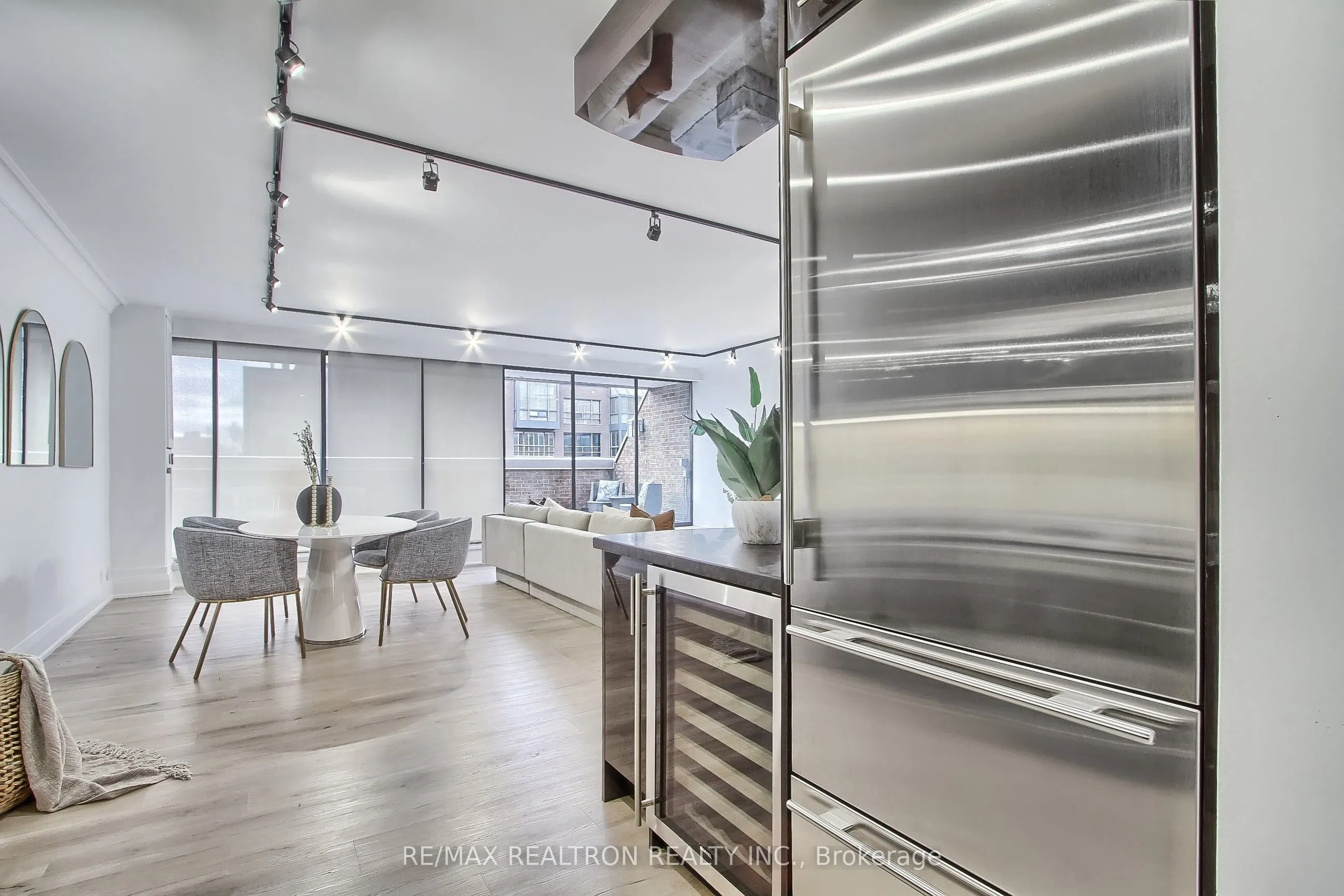 55A Avenue Road #406
