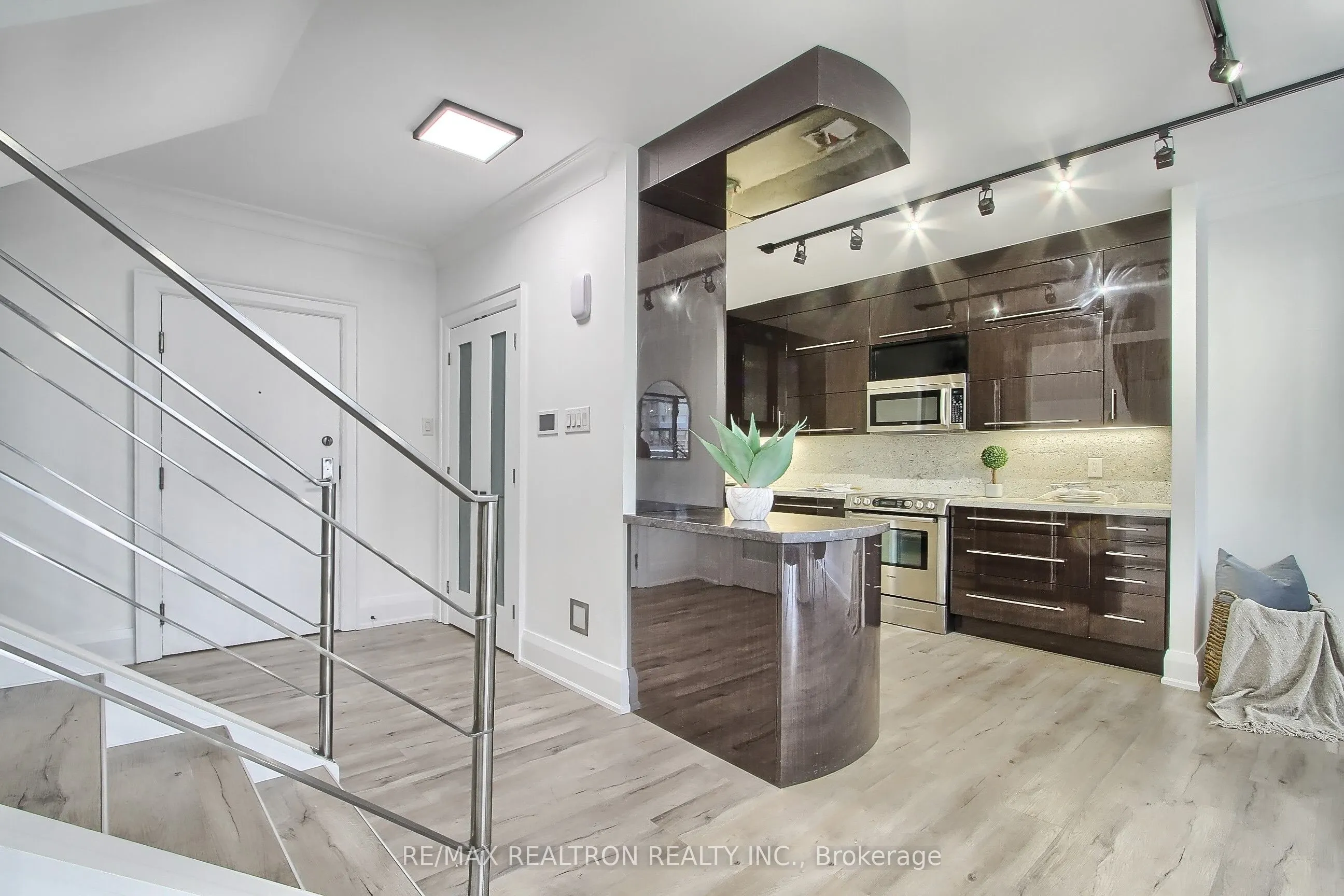 55A Avenue Road #406
