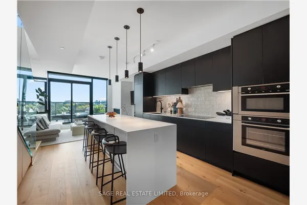 899 College Street W #PH 621