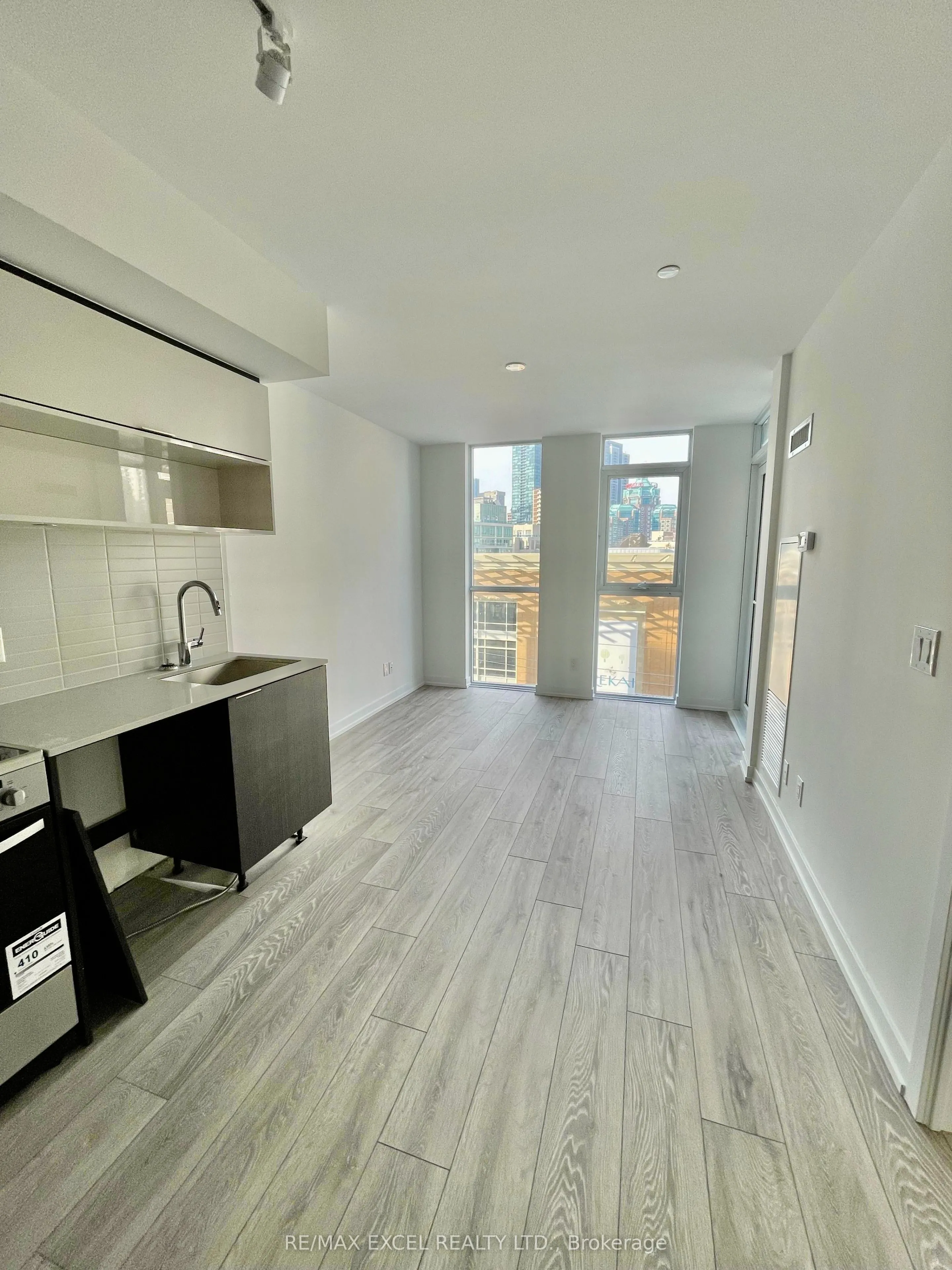 159 Wellesley Street E #406