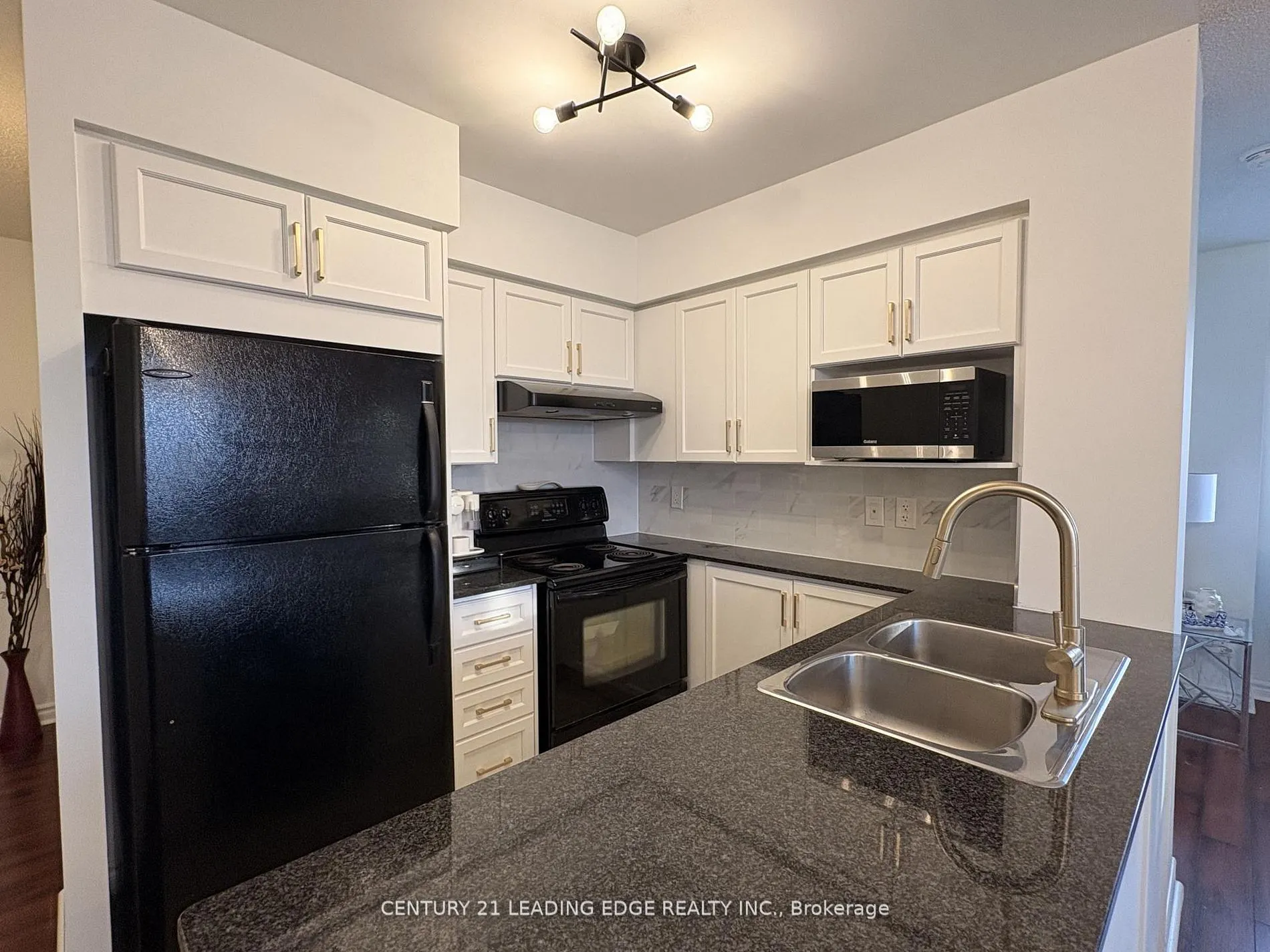 18 Kenaston Gardens #712