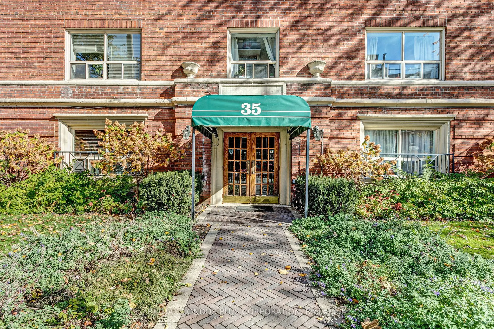 35 Raglan Avenue #202