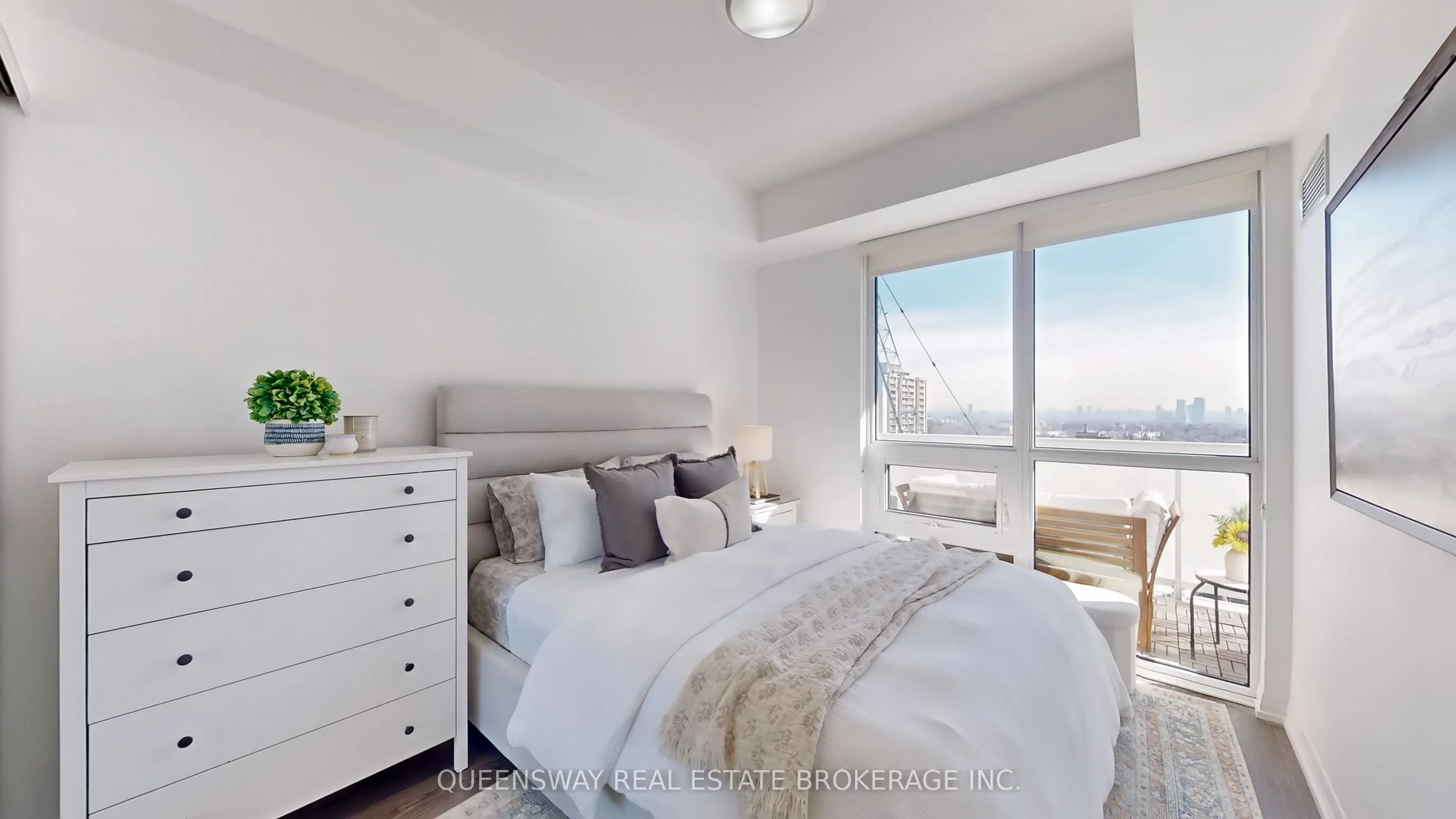 101 Erskine Avenue #1605