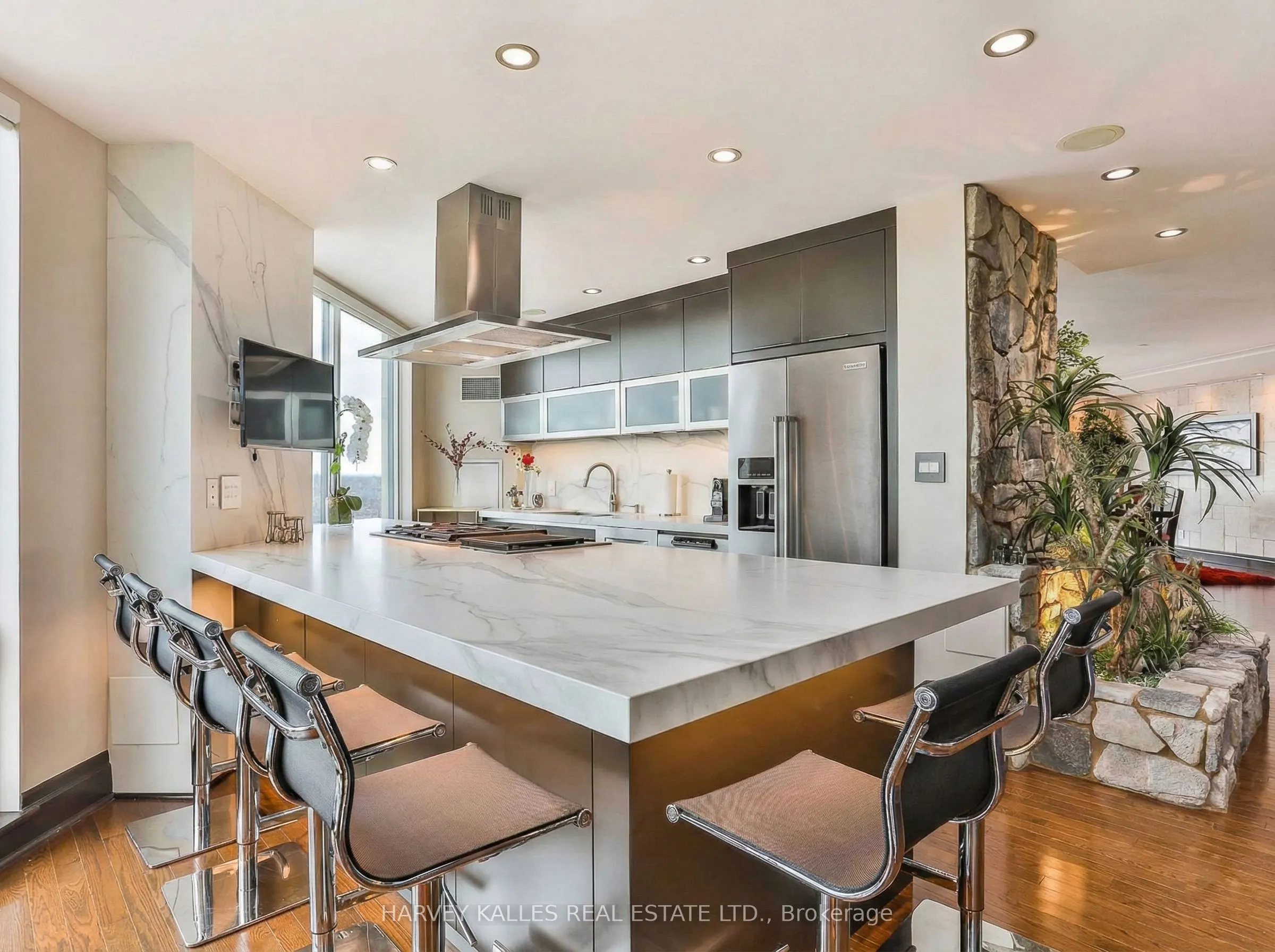 300 Bloor Street E #2701