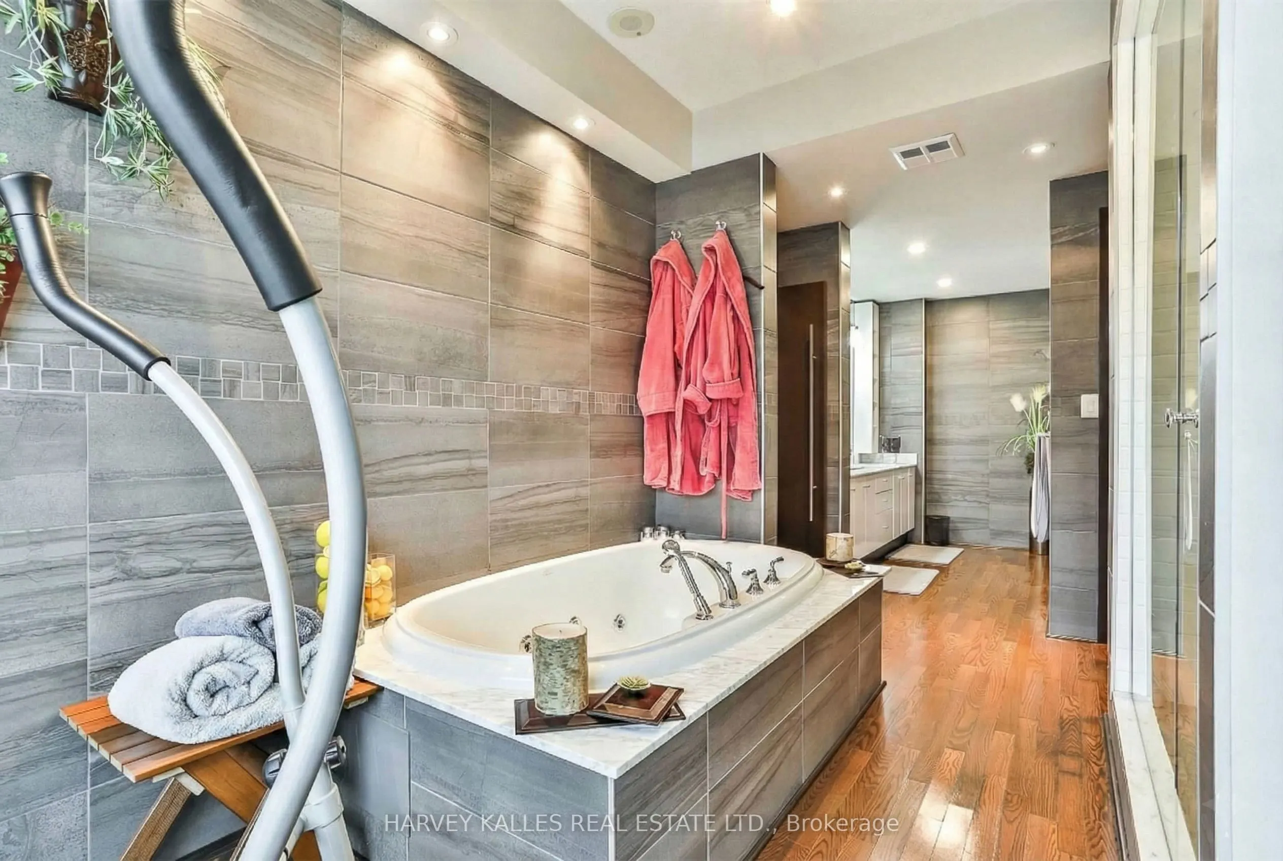 300 Bloor Street E #2701