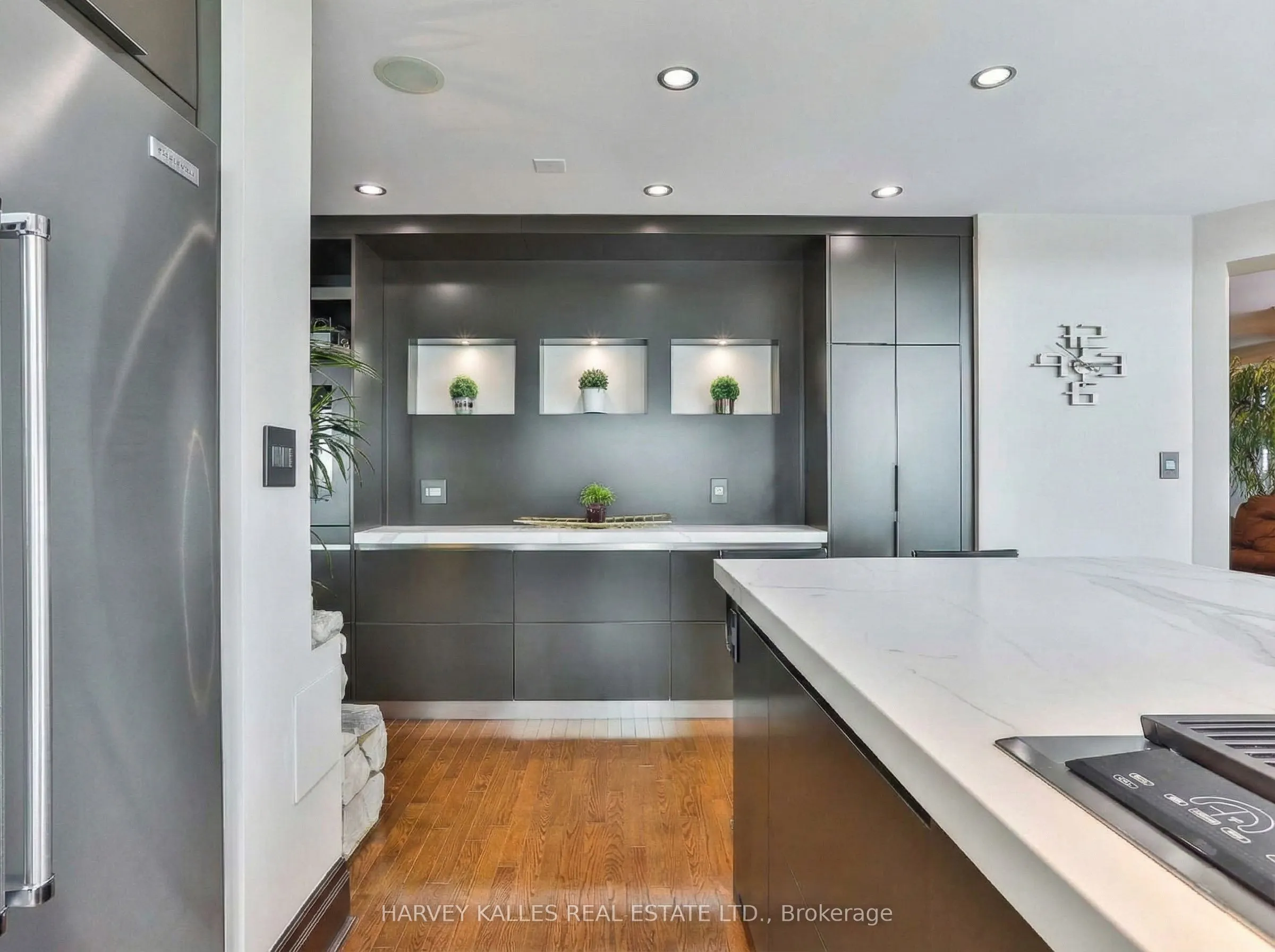 300 Bloor Street E #2701