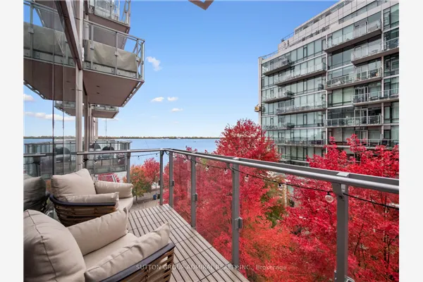 39 Queens Quay E #525