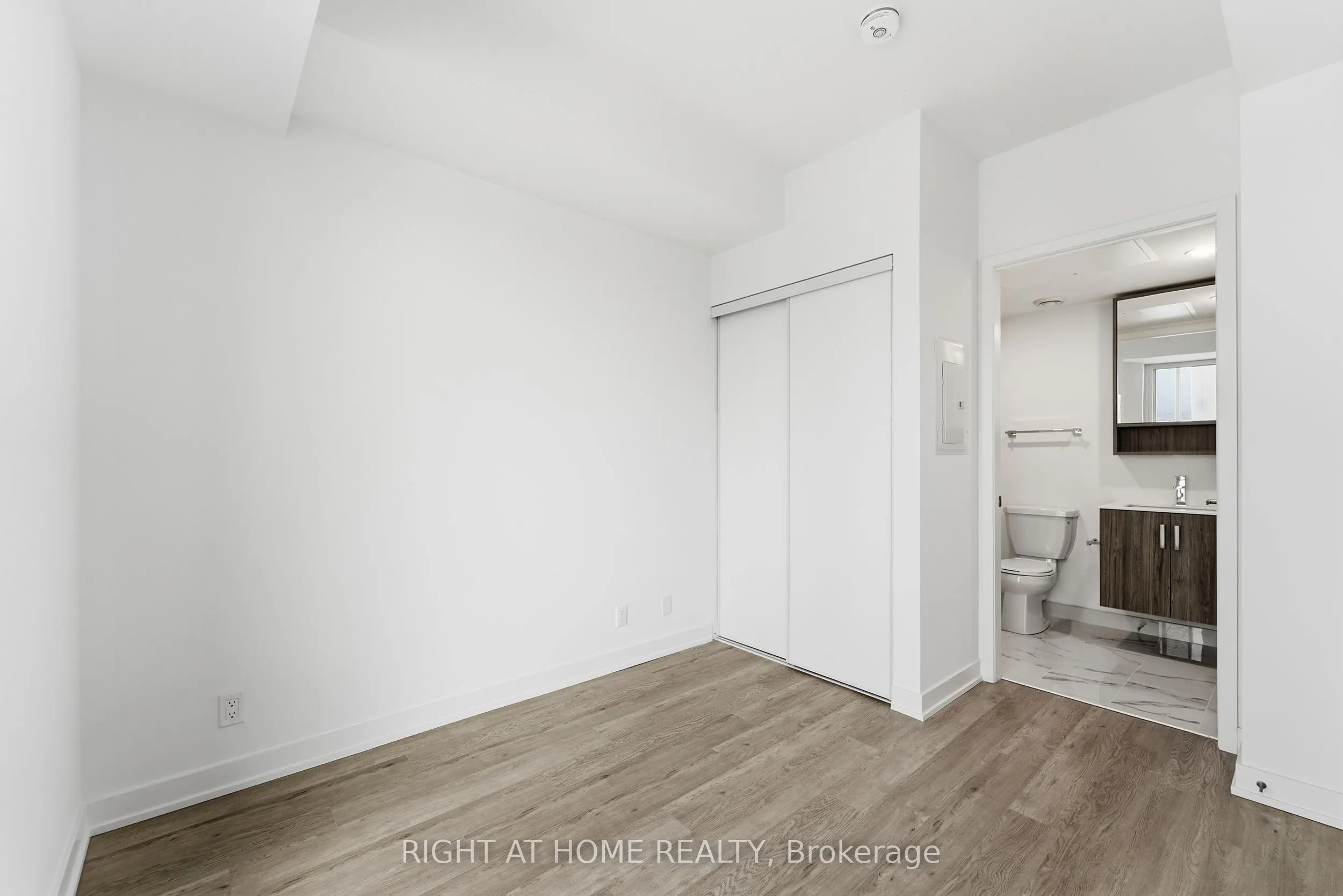 88 Queen Street E #4711