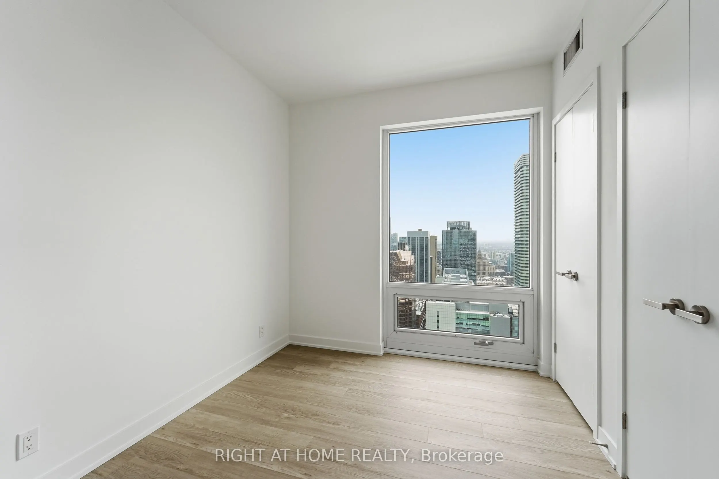 88 Queen Street E #4711