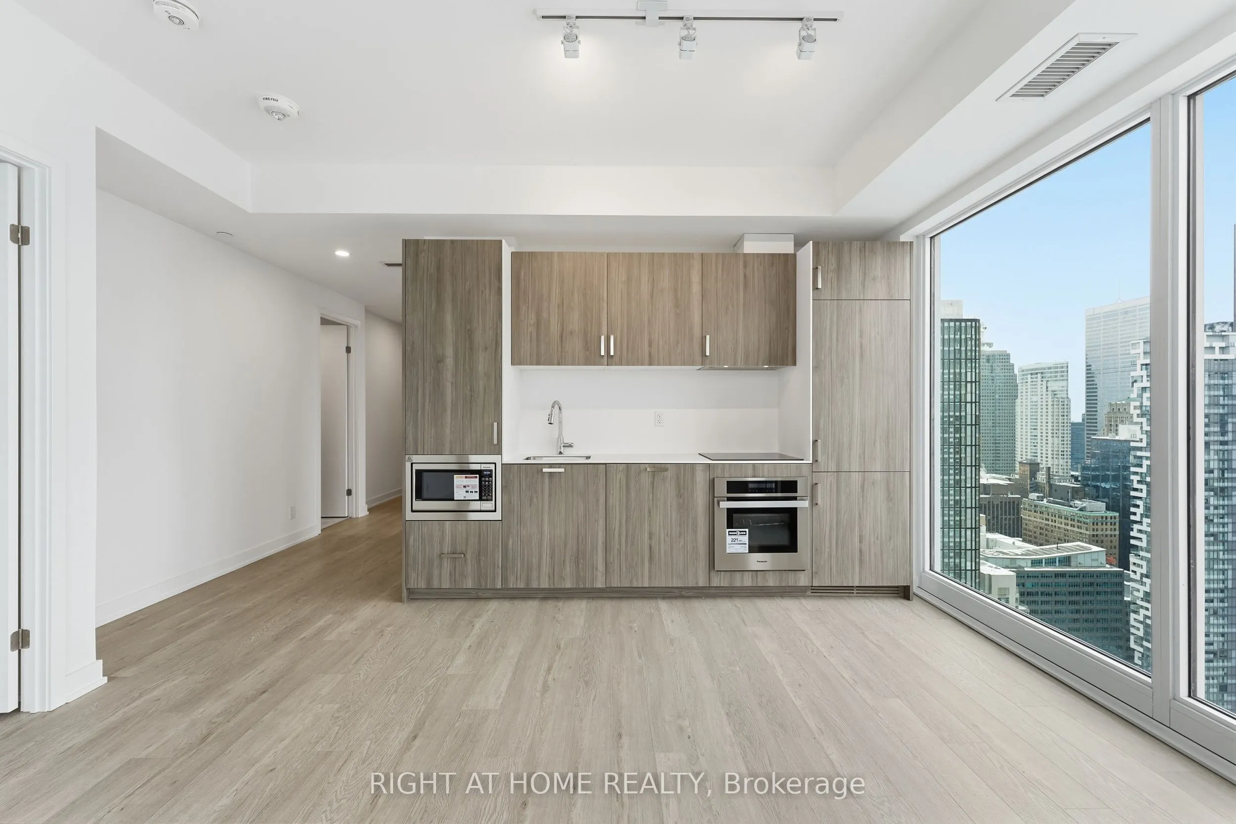 88 Queen Street E #4711