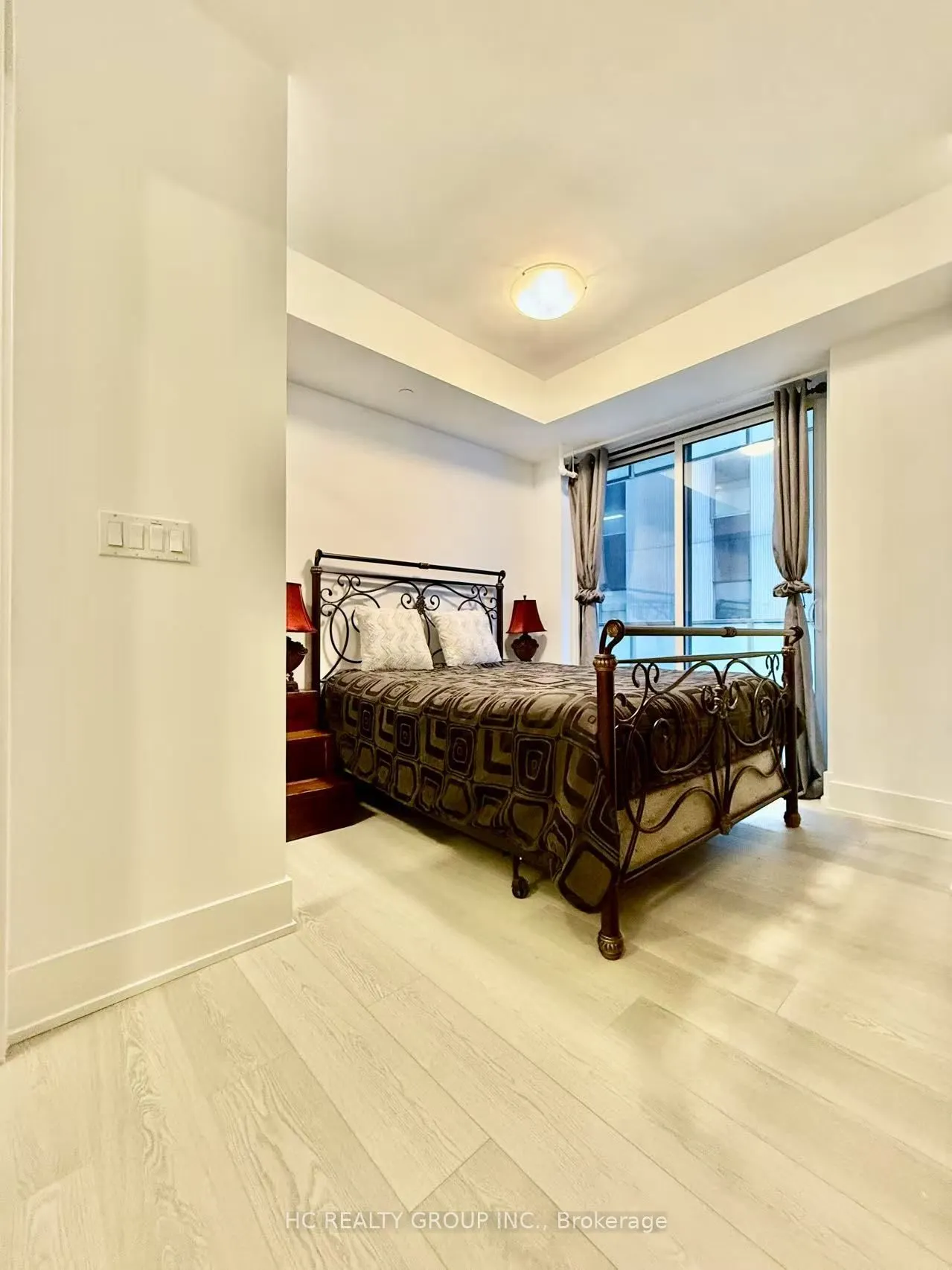 200 Bloor Street W #1405