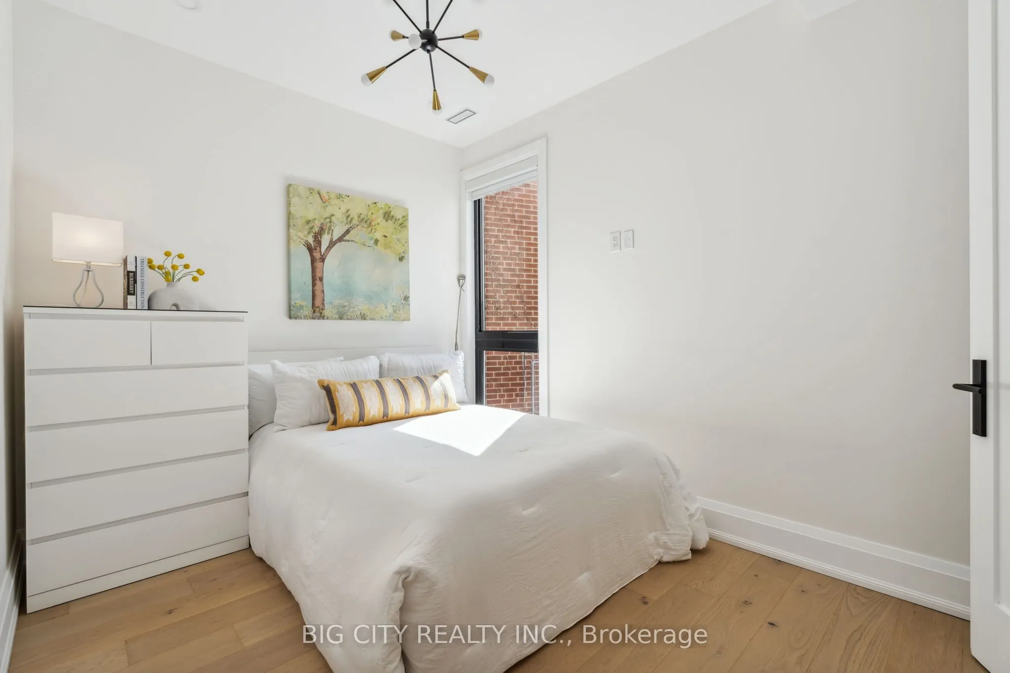 75 Lawrence Crescent