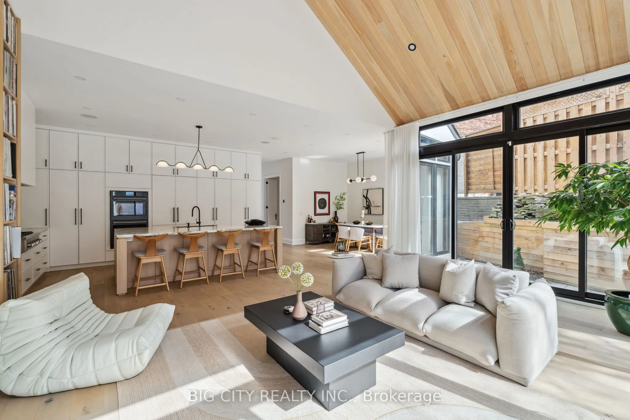 75 Lawrence Crescent