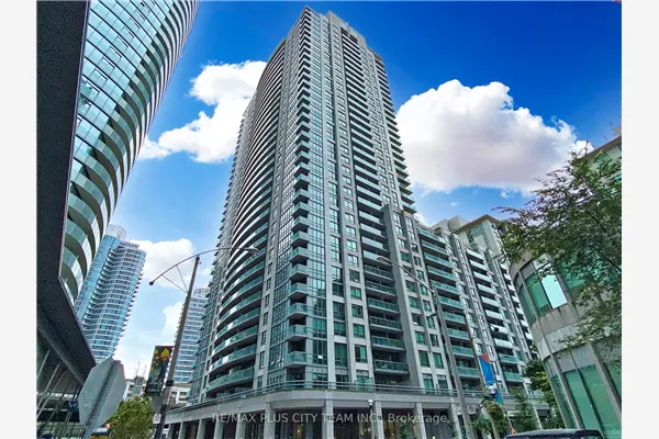 19 Grand Trunk Crescent #812