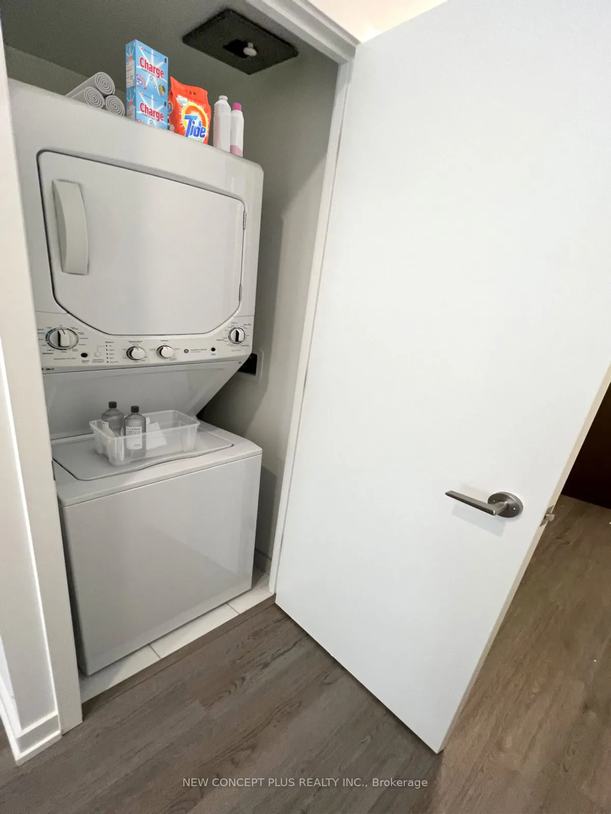 39 Roehampton Avenue #404