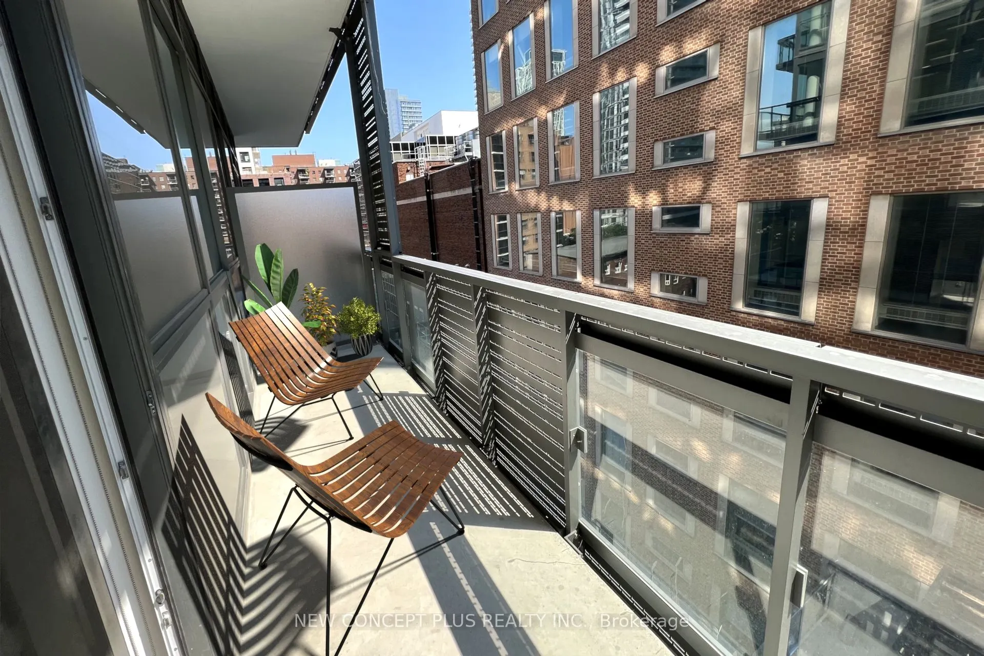 39 Roehampton Avenue #404