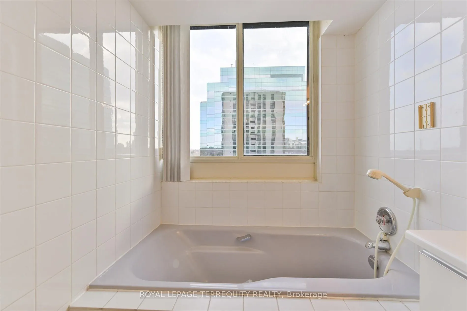 5 Kenneth Avenue #907