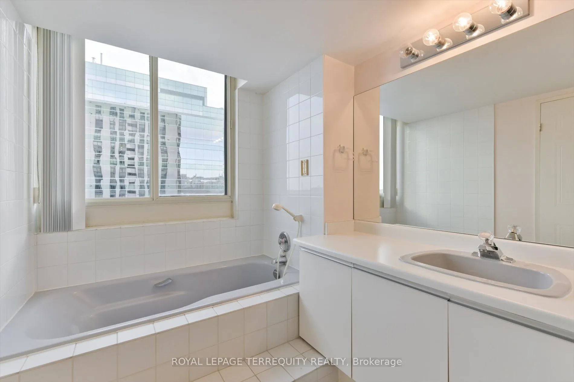 5 Kenneth Avenue #907