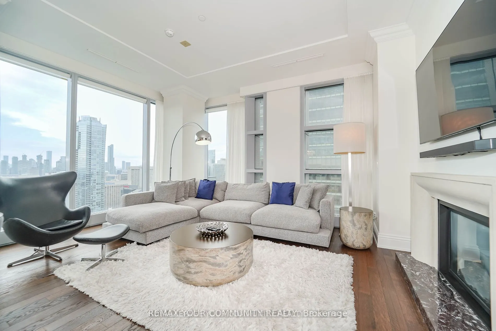 183 Wellington Street W #3903