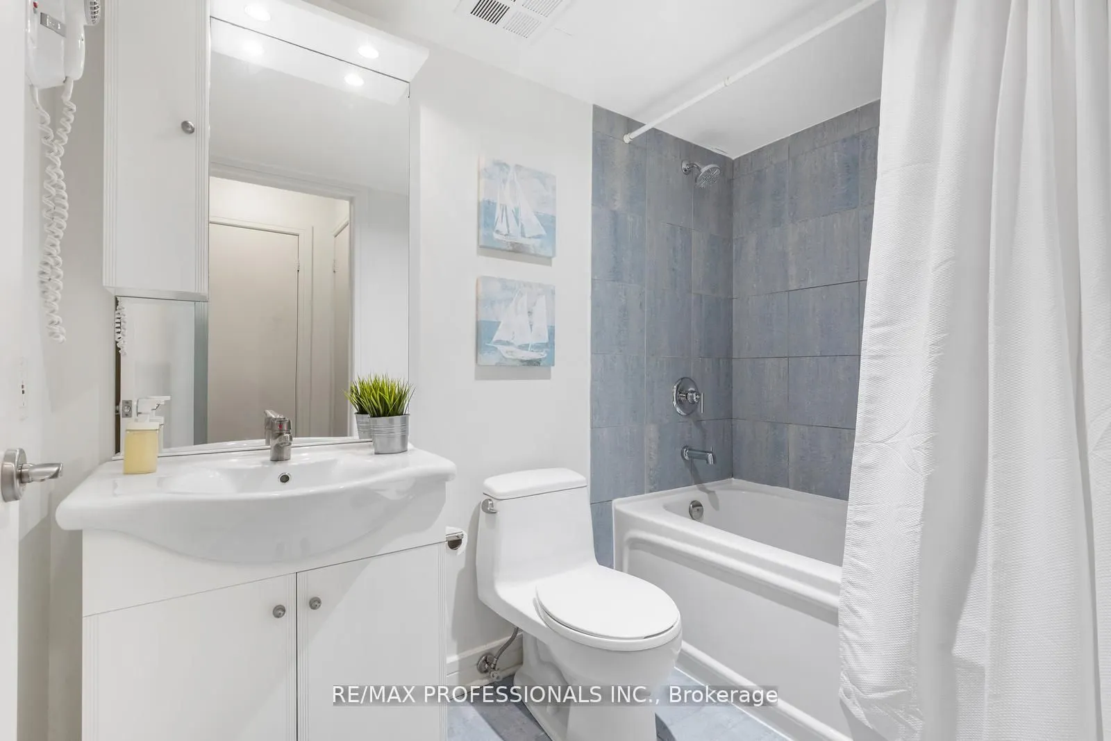 18 Harrison Garden Boulevard #706