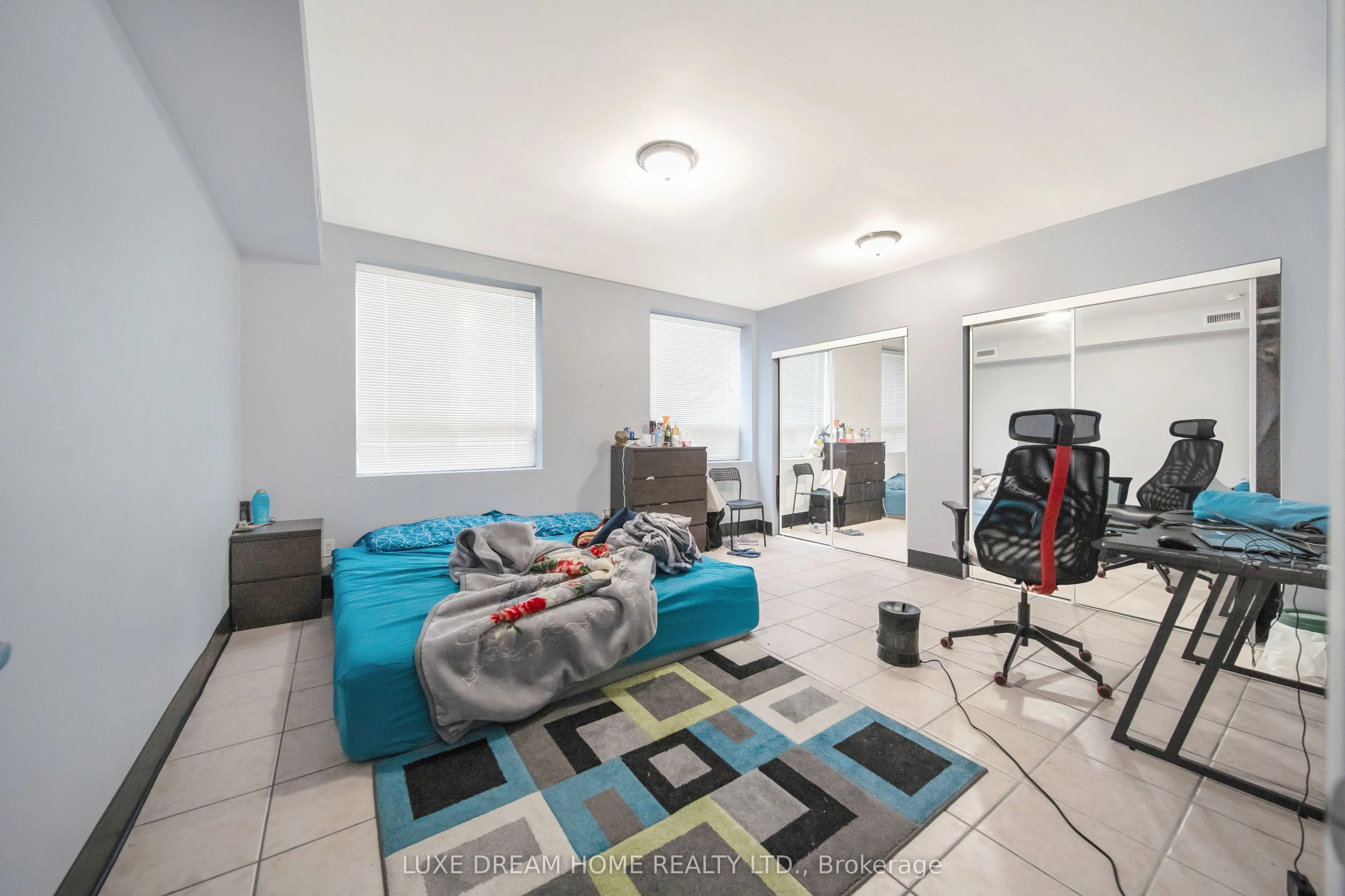 844 Dundas Street W