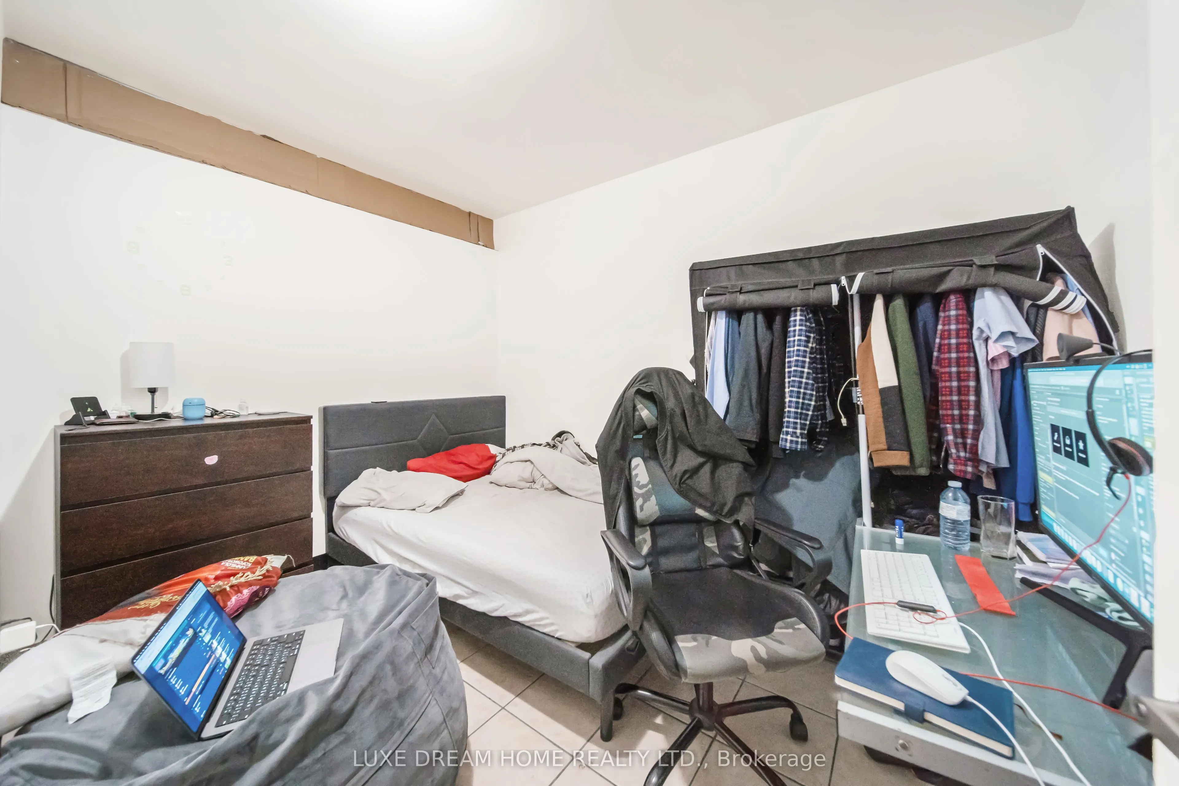 844 Dundas Street W