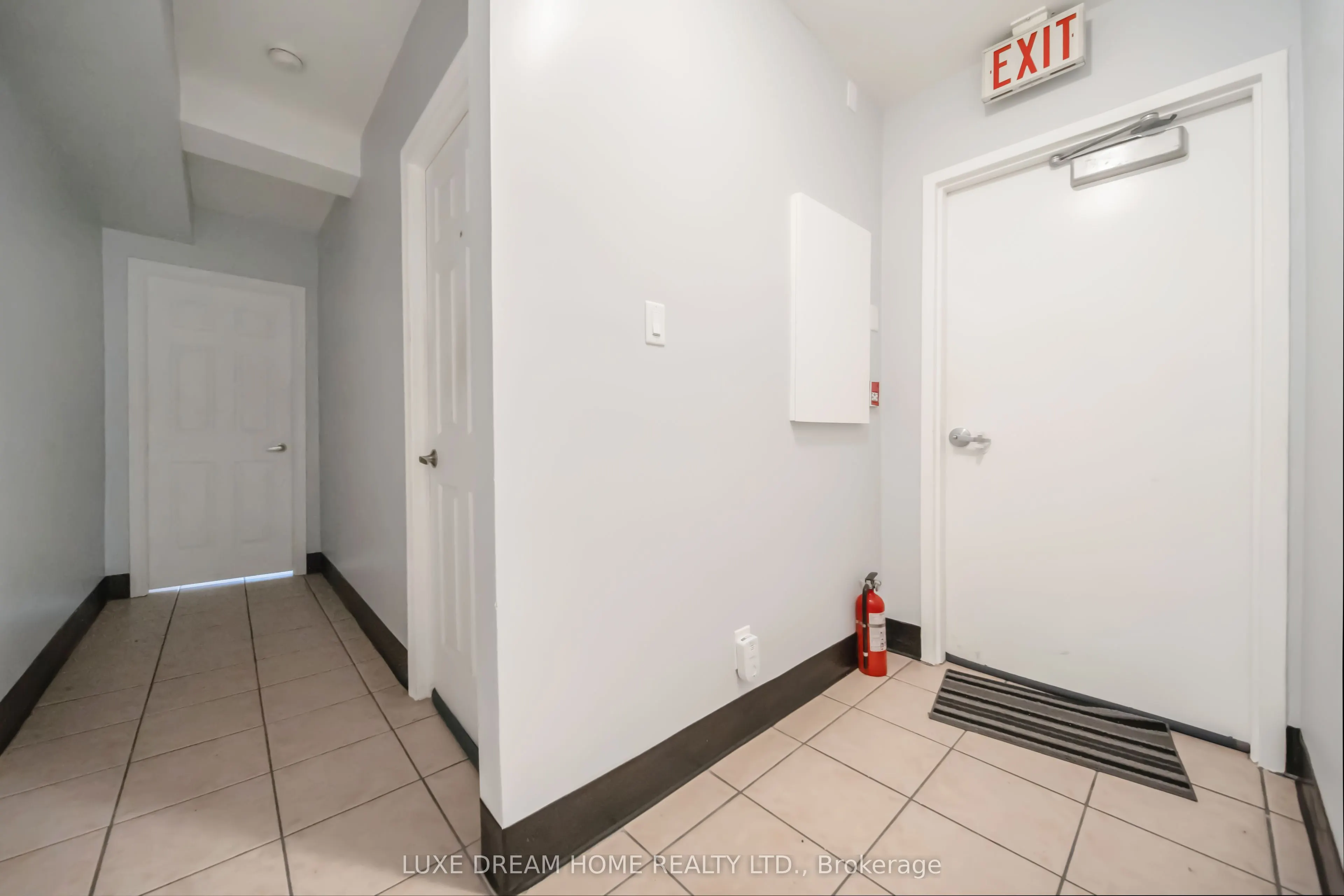844 Dundas Street W