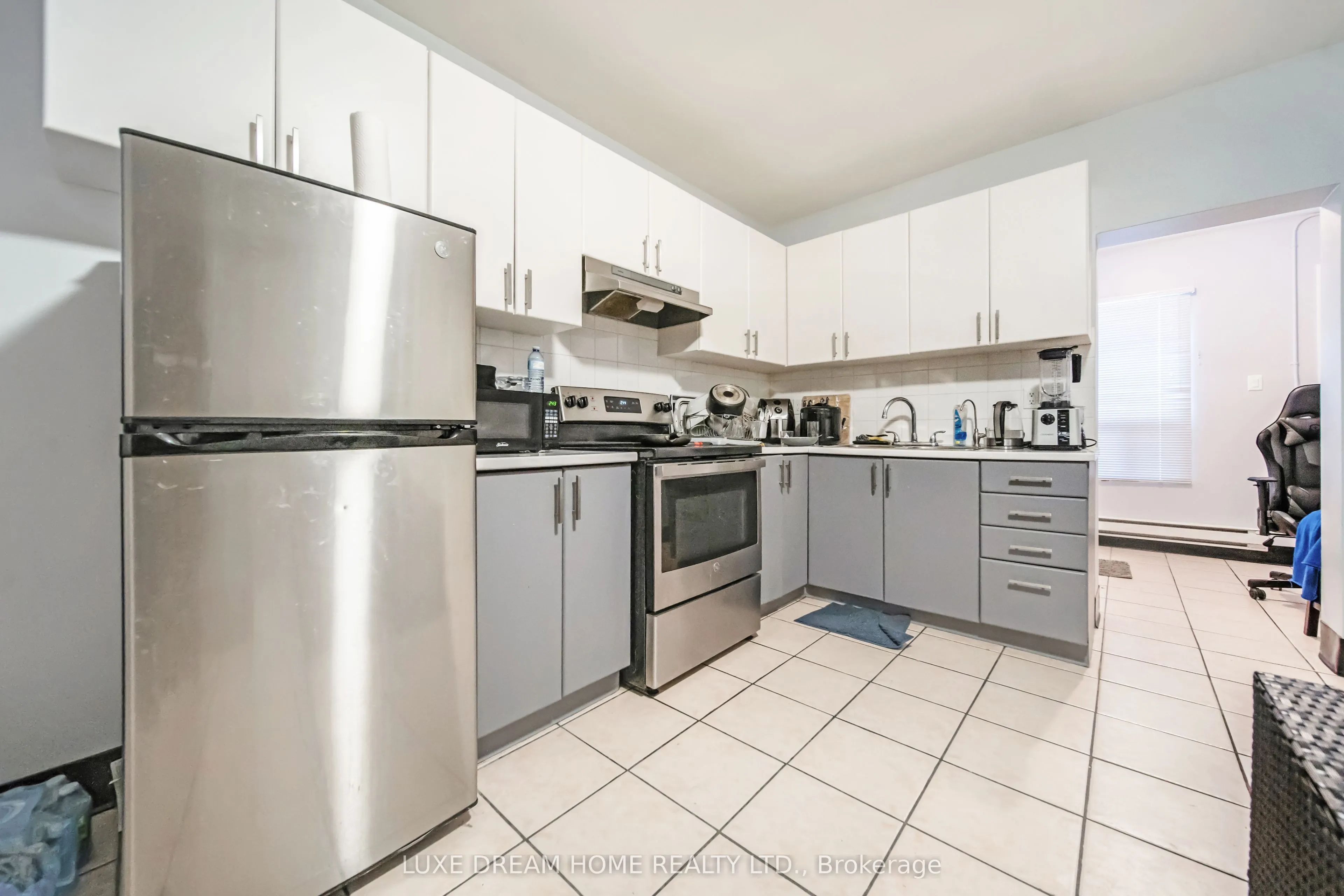 844 Dundas Street W