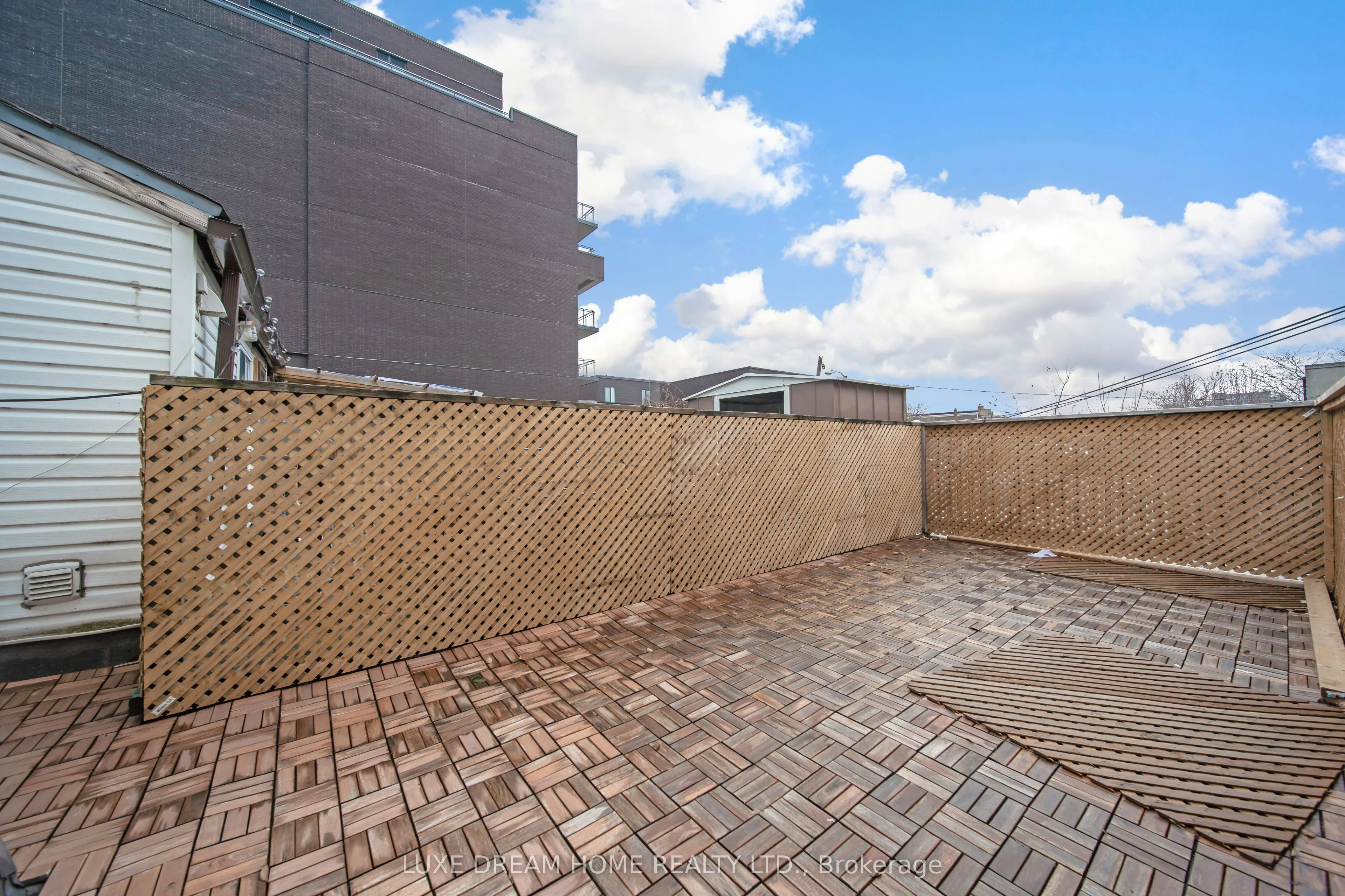 844 Dundas Street W