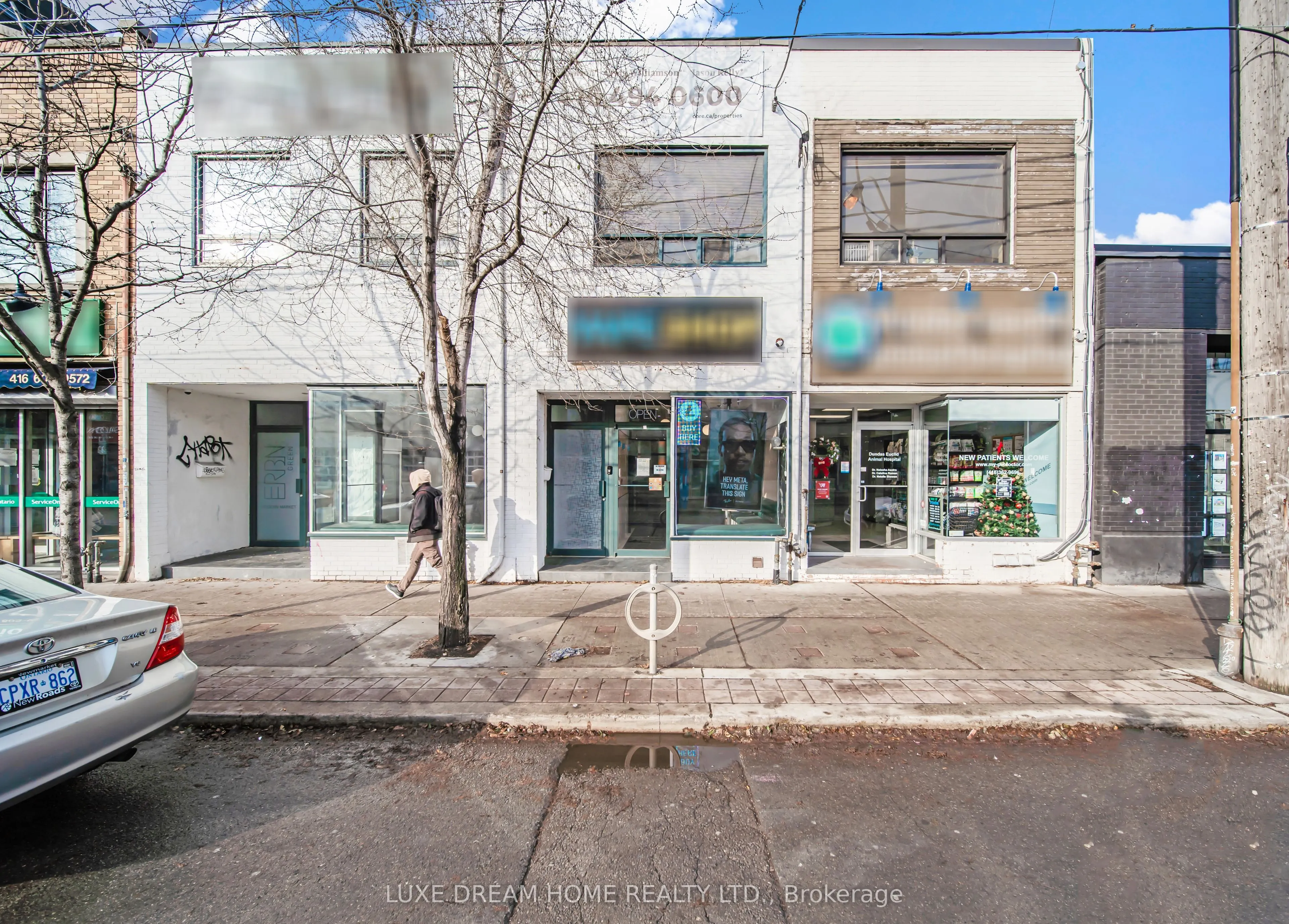 844 Dundas Street W