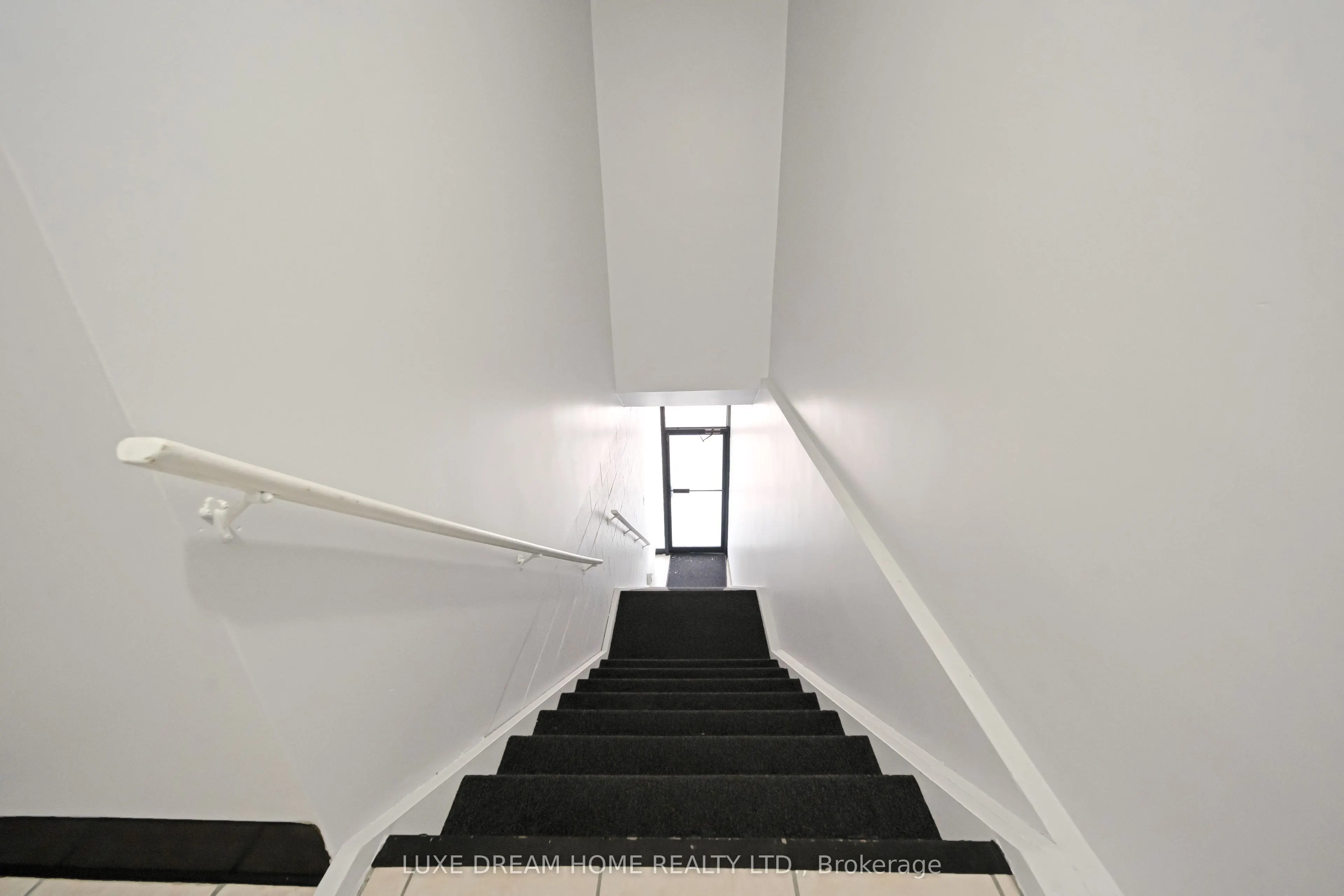 844 Dundas Street W