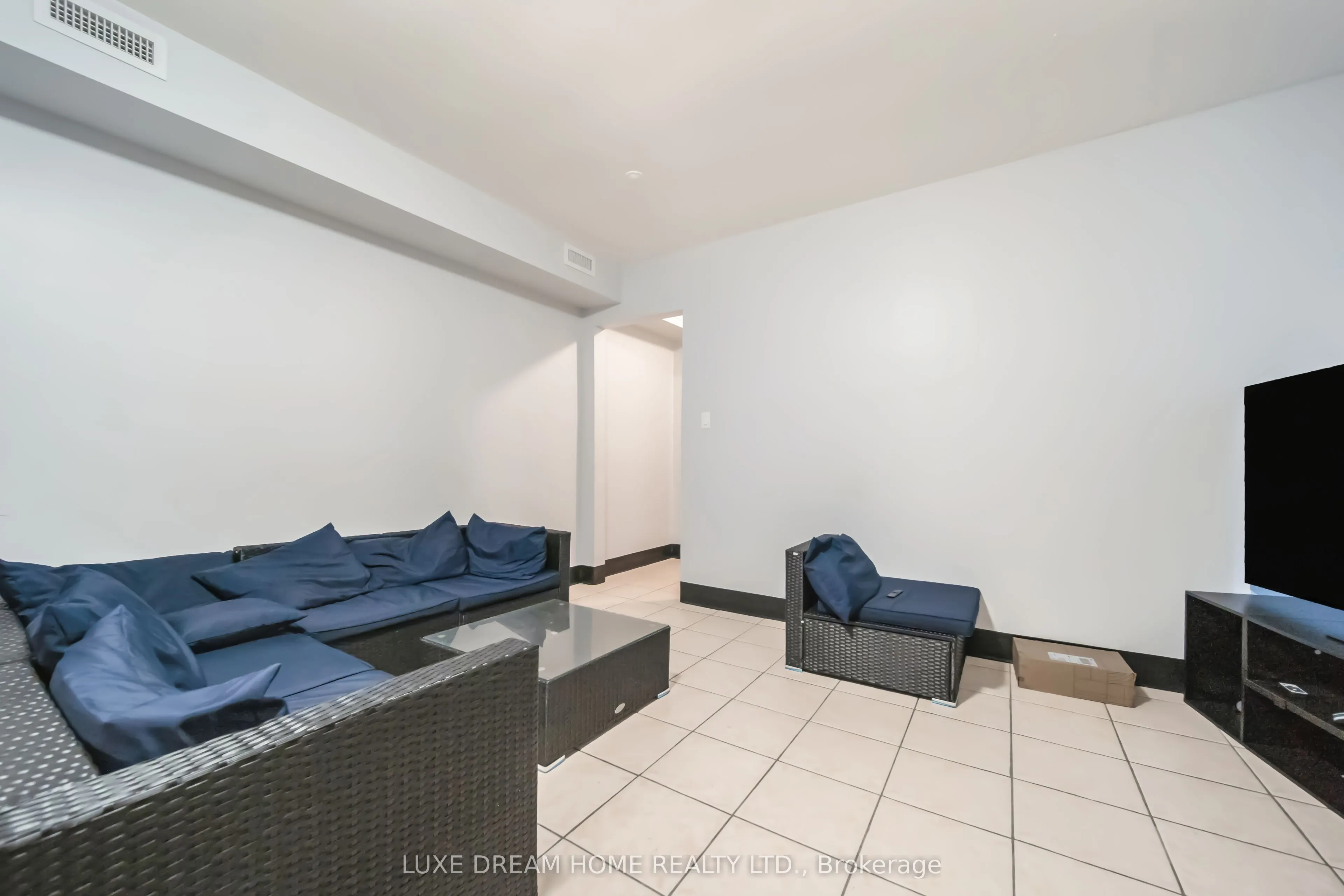 844 Dundas Street W