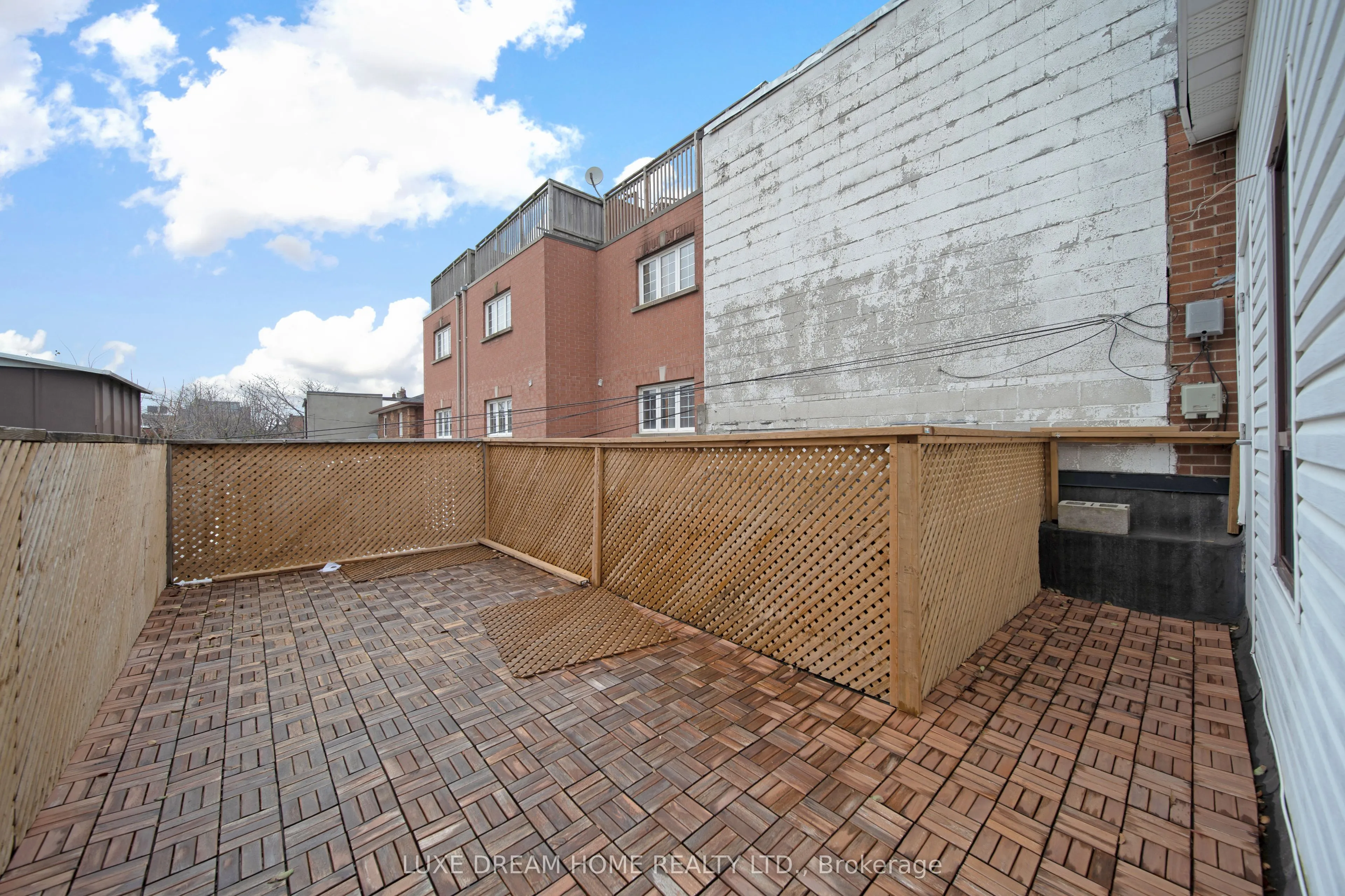 844 Dundas Street W
