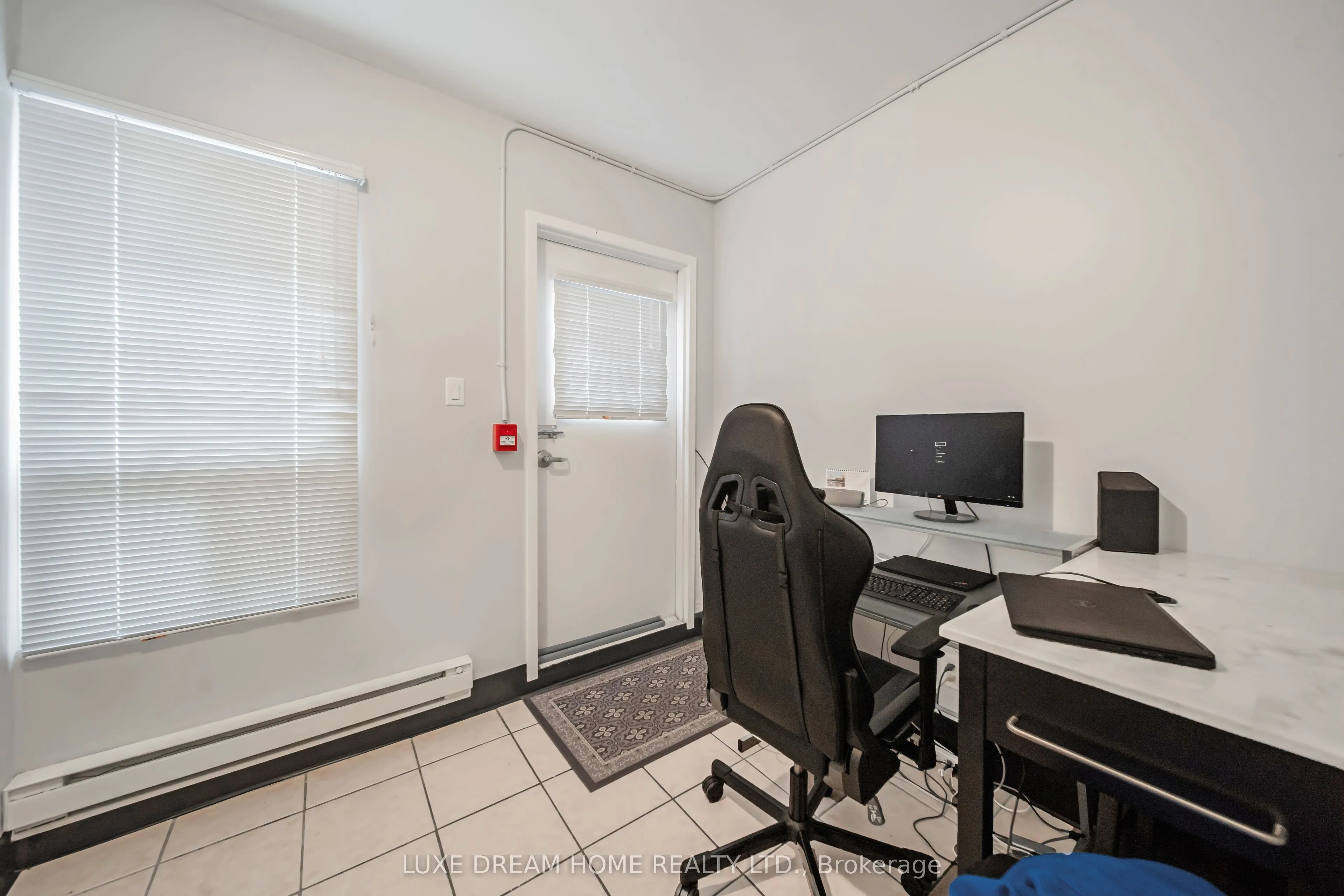 844 Dundas Street W