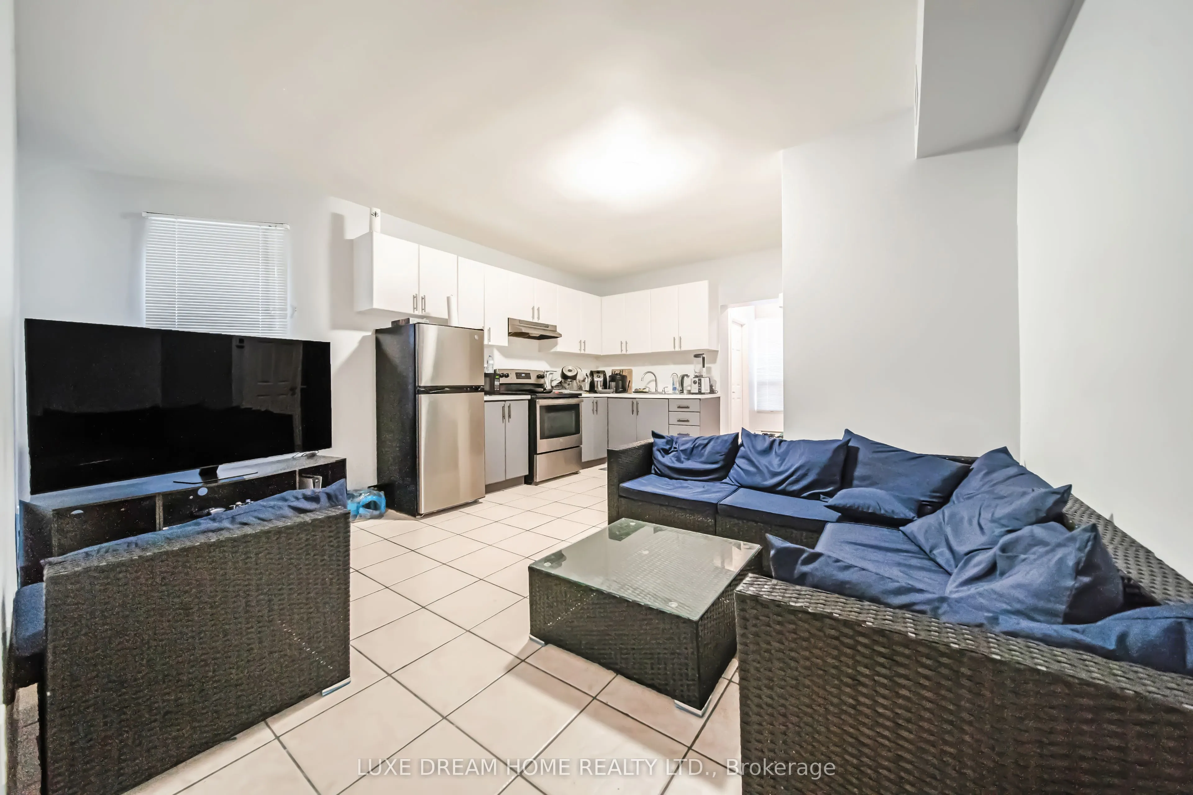 844 Dundas Street W