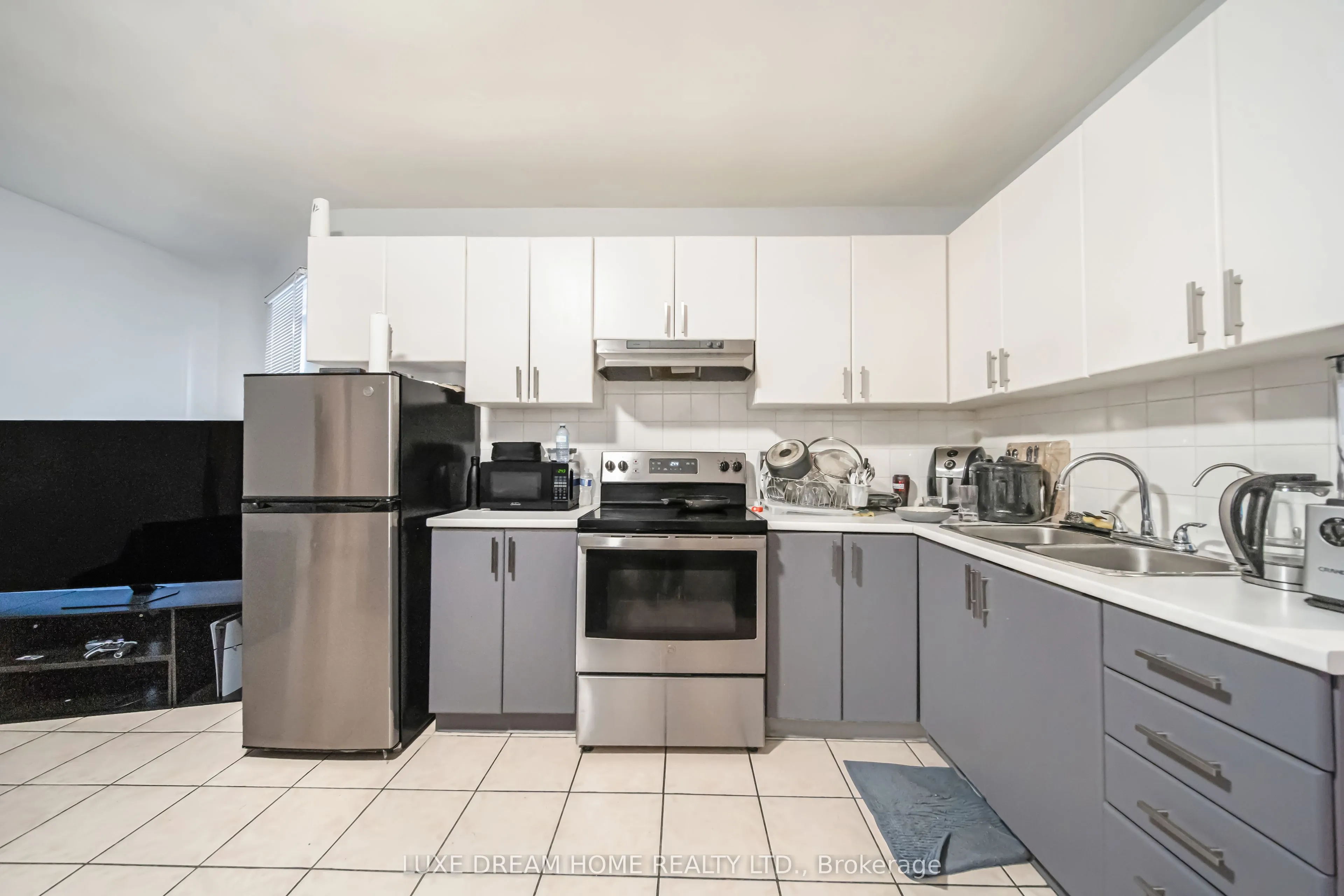 844 Dundas Street W