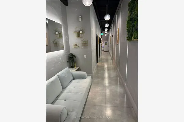 405 Dundas Street W
