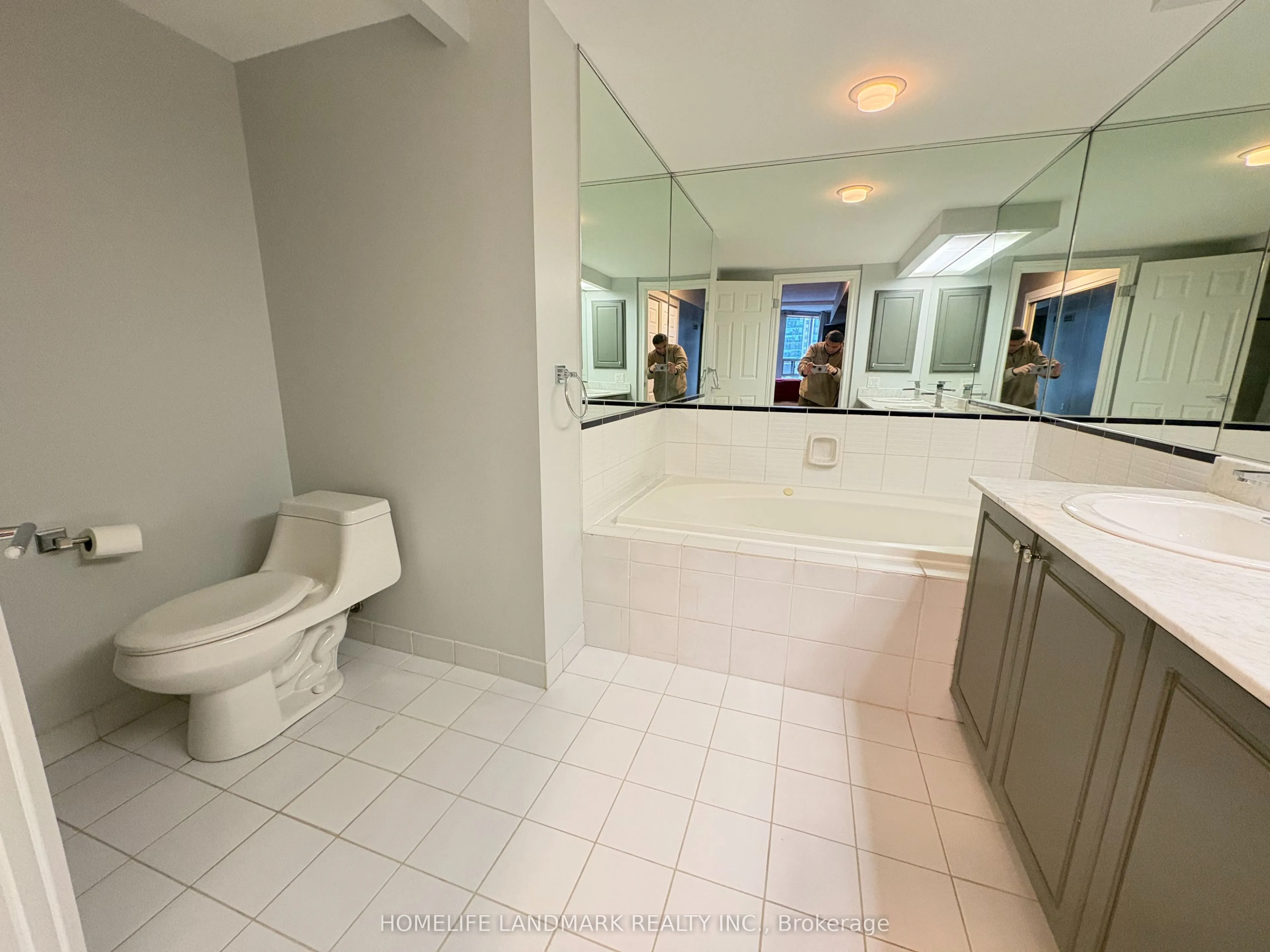 71 Simcoe Street #1002