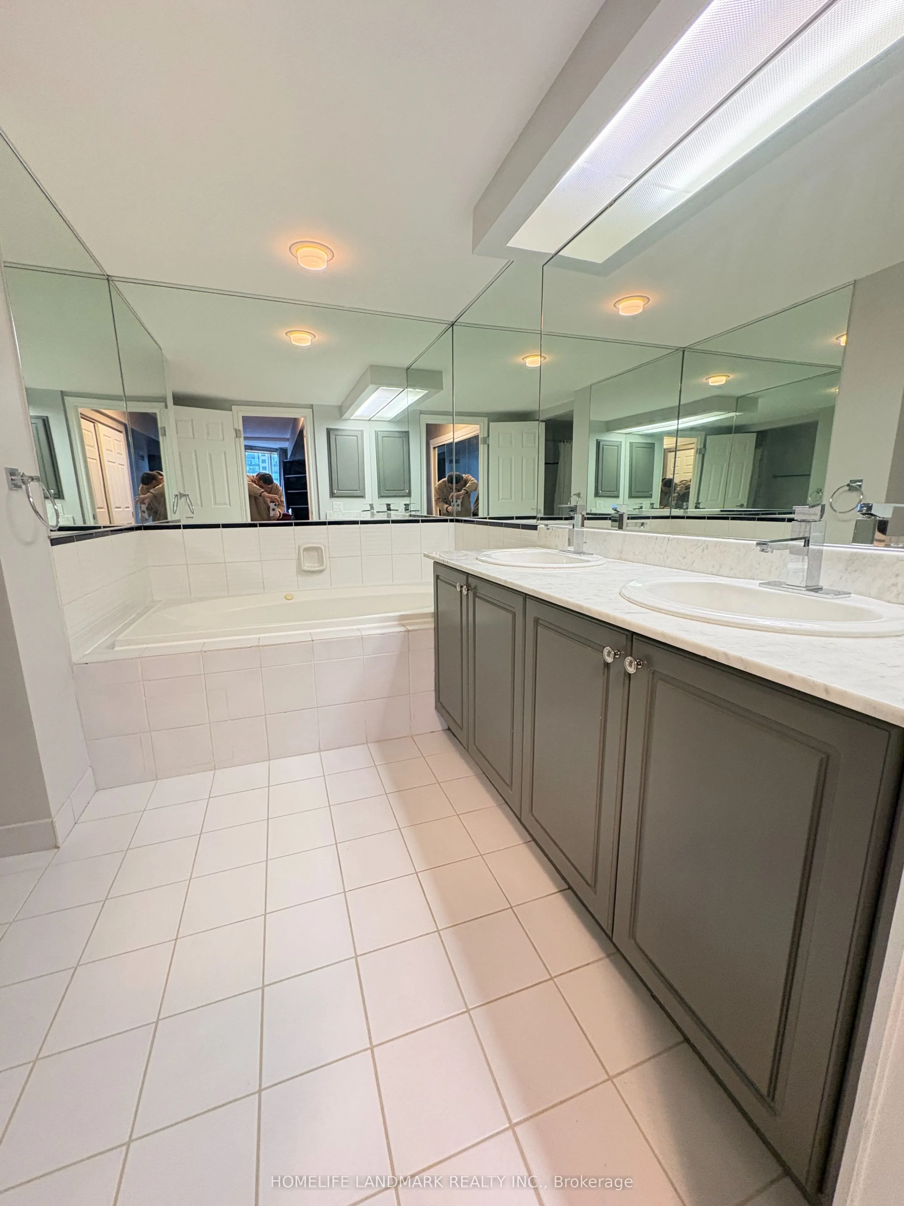 71 Simcoe Street #1002