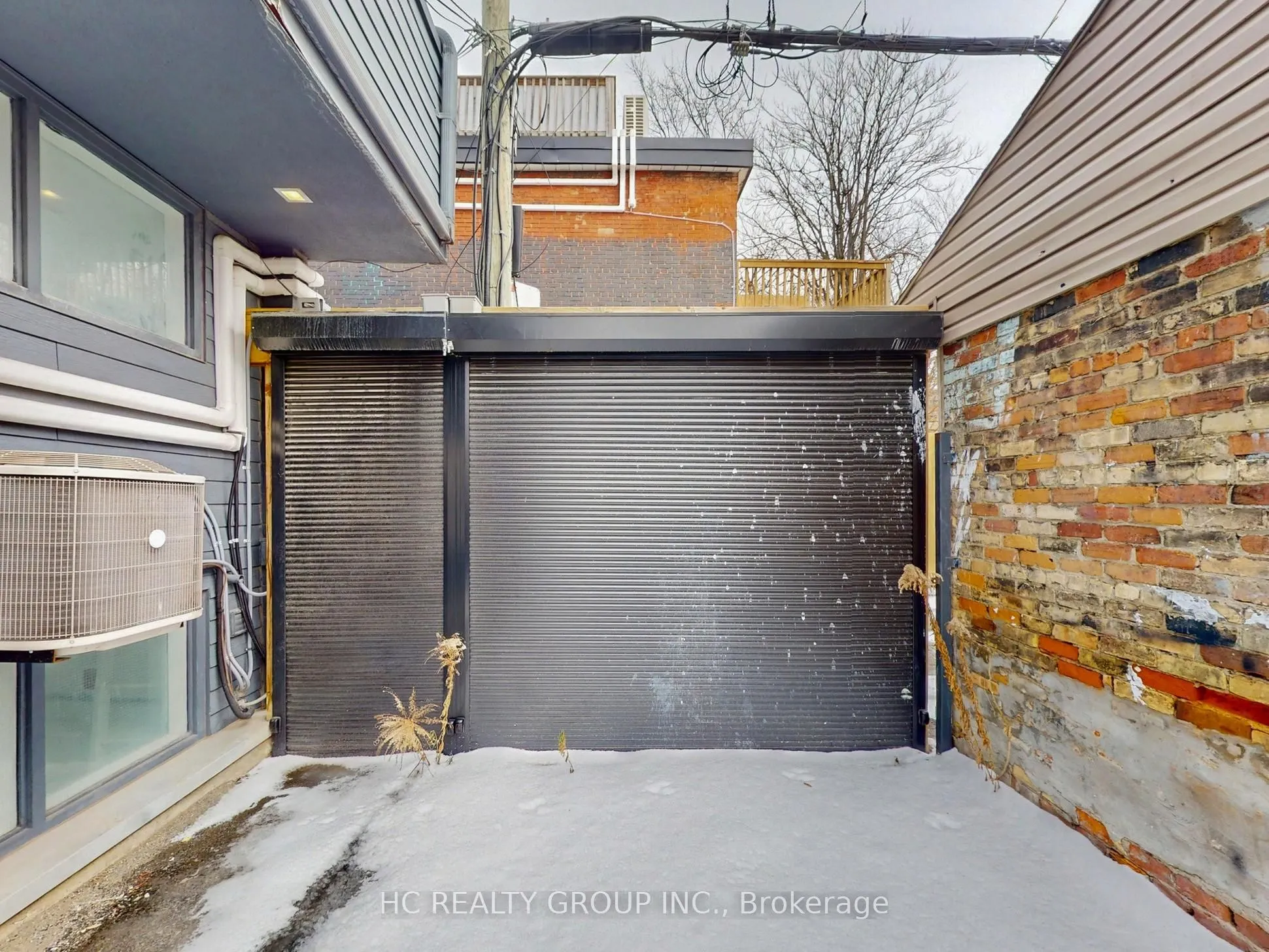 899 Dundas Street W