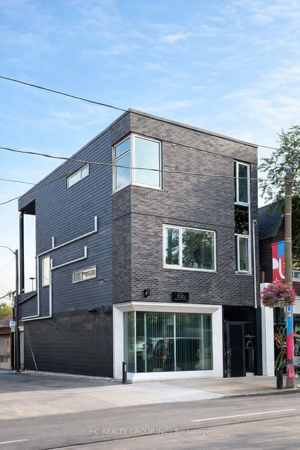 899 Dundas Street W