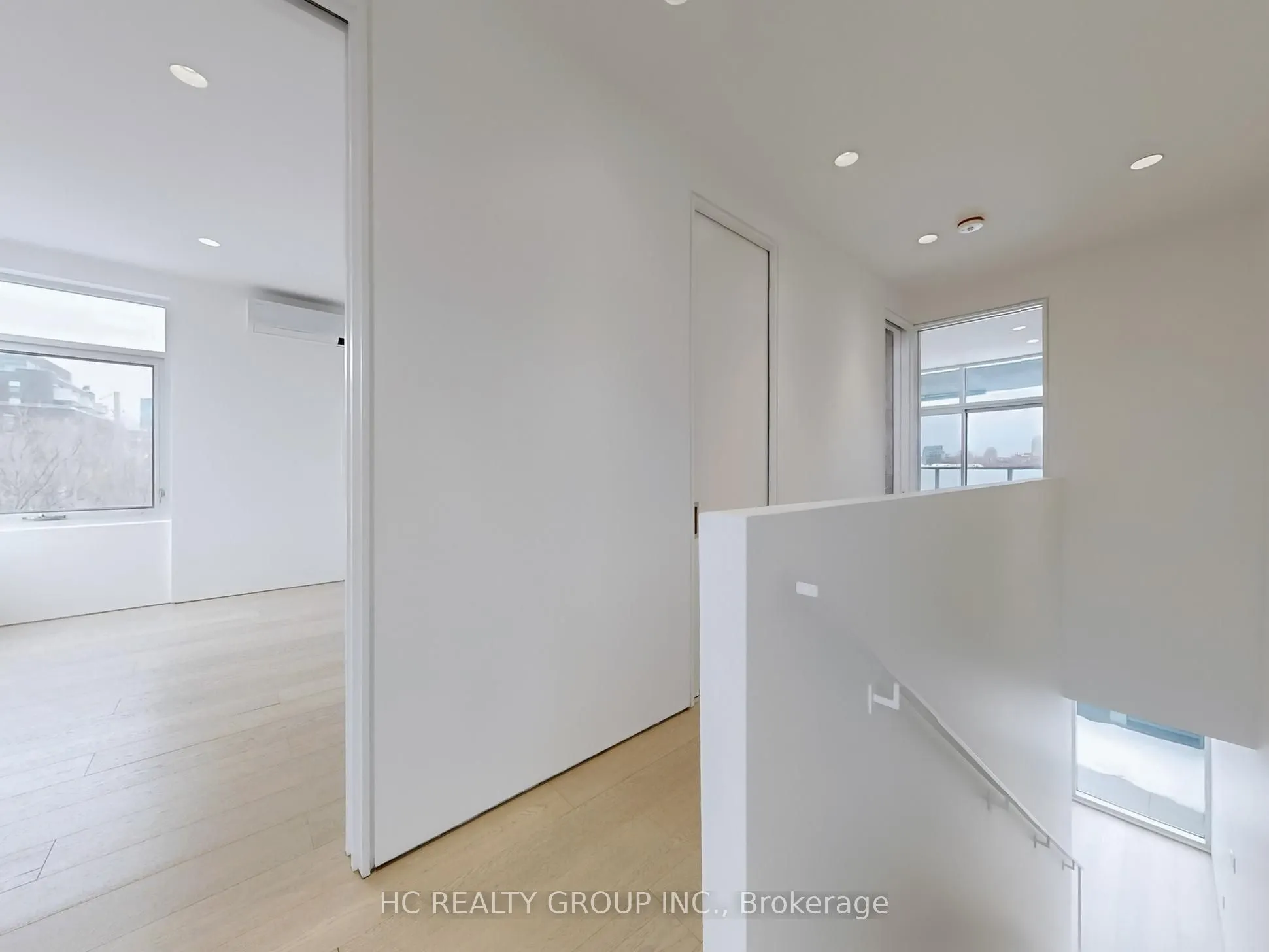 899 Dundas Street W