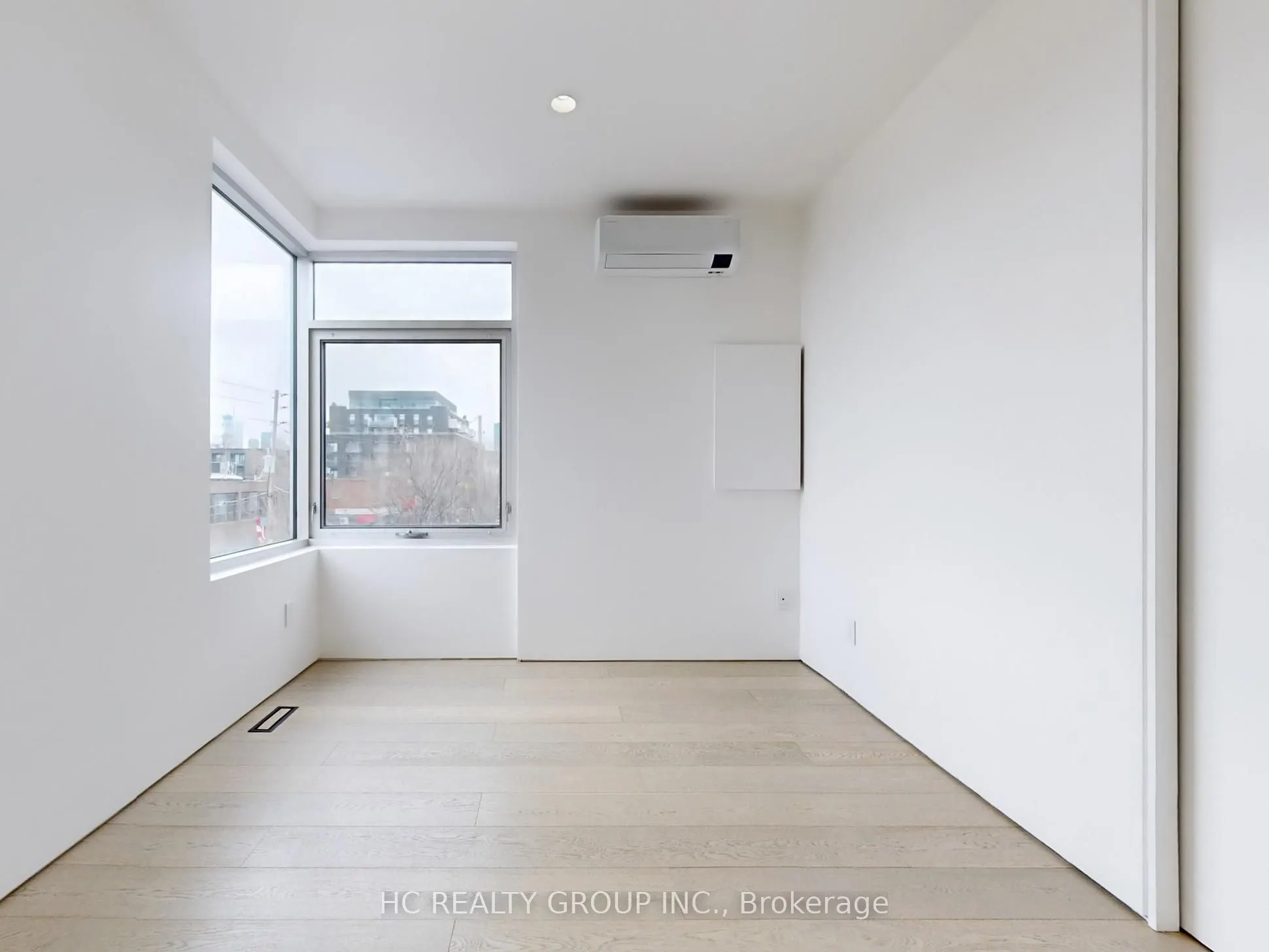 899 Dundas Street W