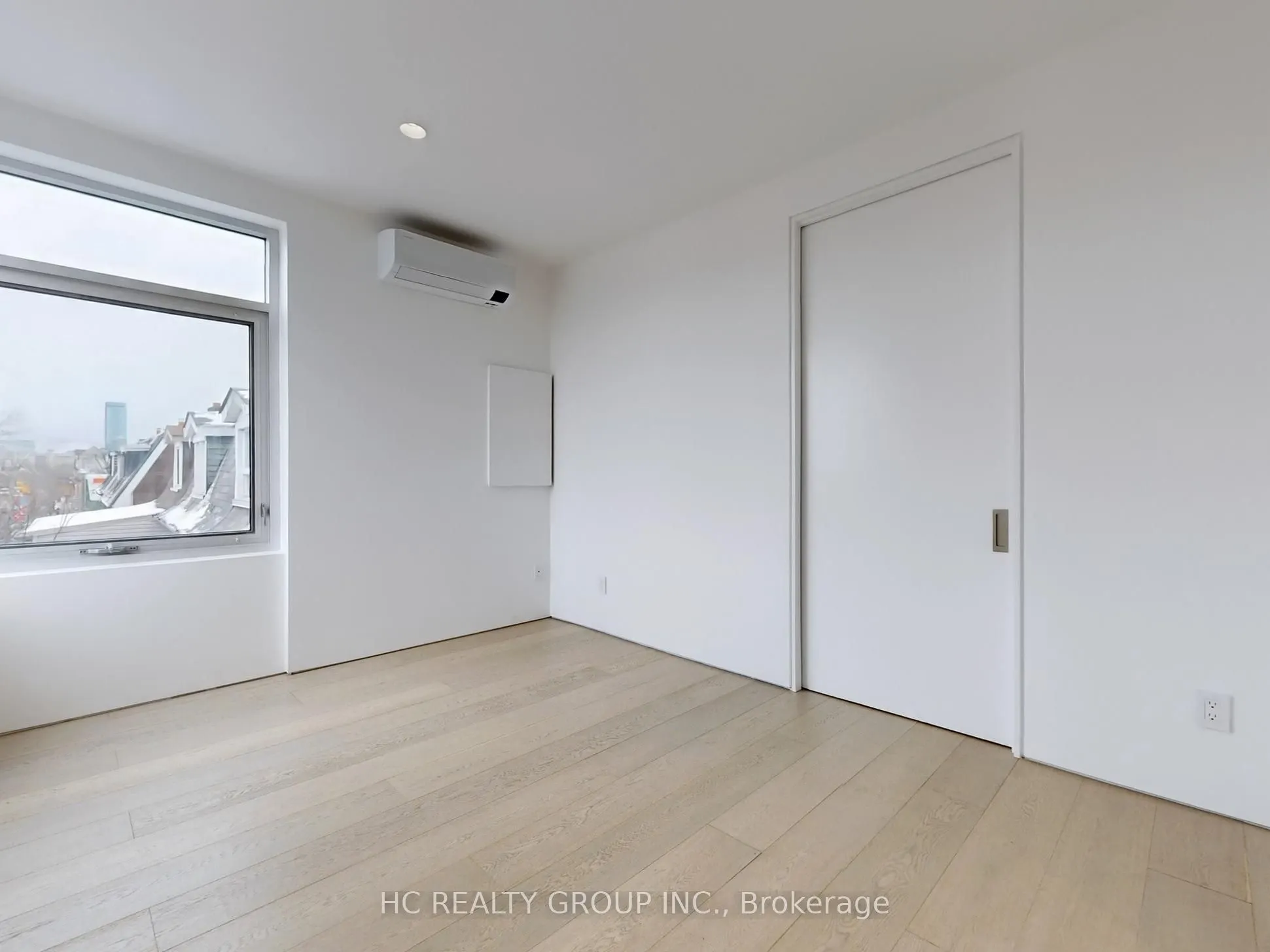 899 Dundas Street W
