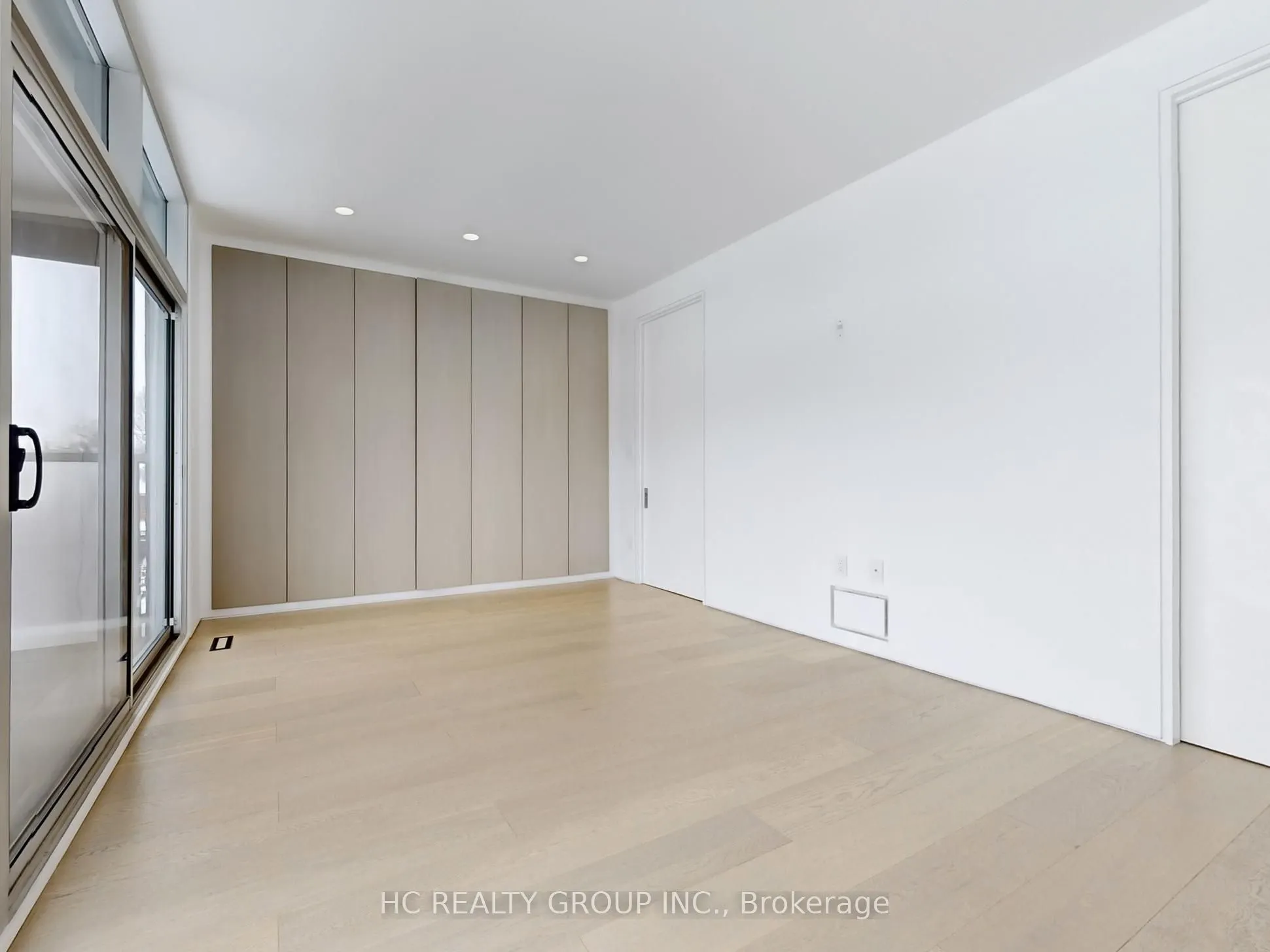 899 Dundas Street W