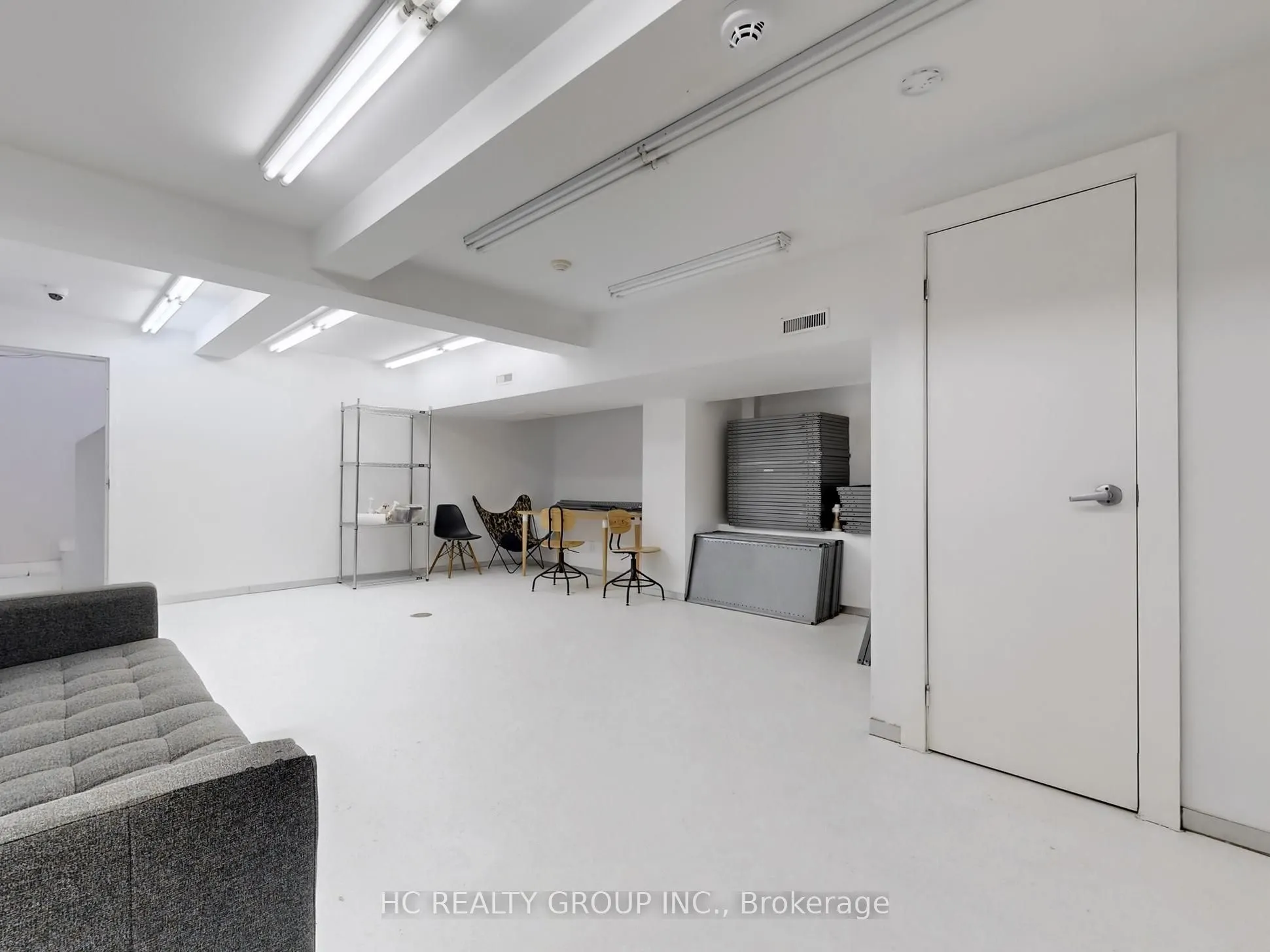 899 Dundas Street W